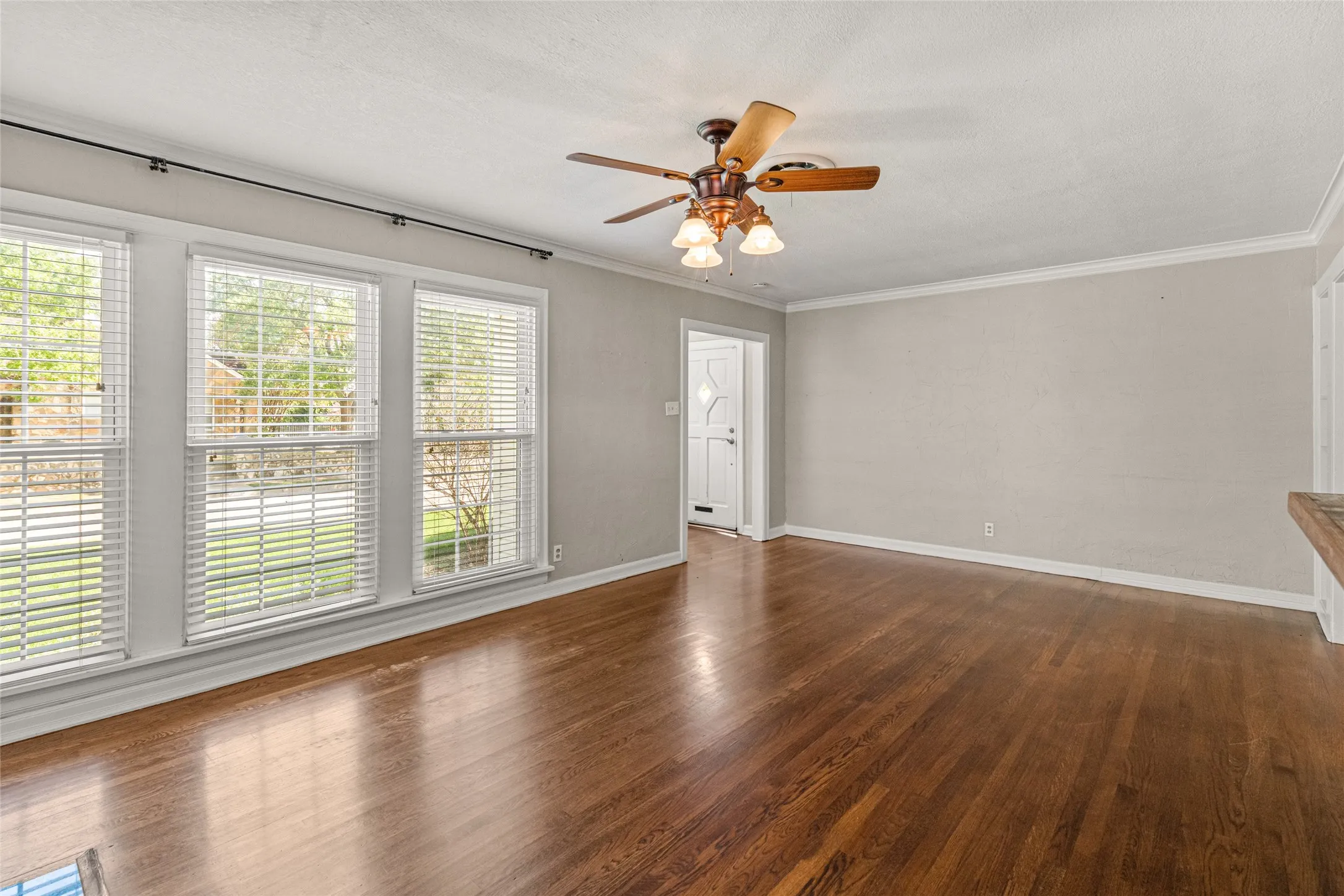 Single Family Residence For Sale in Tarrant County , 3901 Linden Avenue, Fort Worth, Texas 76107, 3 Bedroom, 2 Bathroom, 2 Garage spaces, 1,823 Sqft, built in 1942, mls#21316061, Real Estate Agent in Fort Worth, Homes For Sale in Tarrant county, Homes For Sale in Fort Worth, Realtor in Fort Worth Texas, Real Estate Brokerage Independent Realty Texas, Luminita Cordes Realtor
