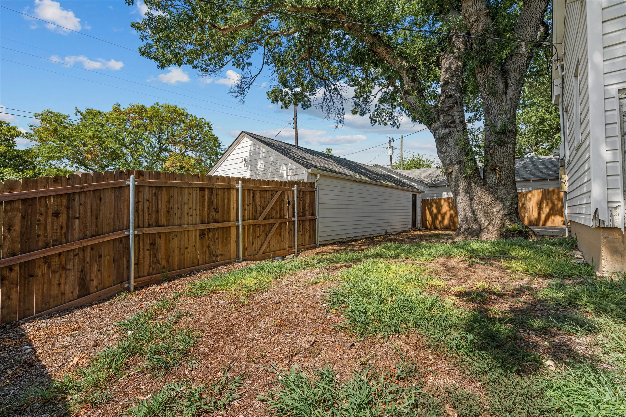 Single Family Residence For Sale in Tarrant County , 3901 Linden Avenue, Fort Worth, Texas 76107, 3 Bedroom, 2 Bathroom, 2 Garage spaces, 1,823 Sqft, built in 1942, mls#21316061, Real Estate Agent in Fort Worth, Homes For Sale in Tarrant county, Homes For Sale in Fort Worth, Realtor in Fort Worth Texas, Real Estate Brokerage Independent Realty Texas, Luminita Cordes Realtor