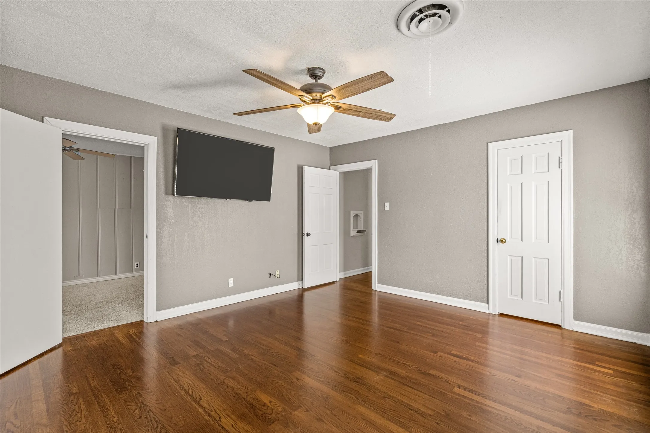 Single Family Residence For Sale in Tarrant County , 3901 Linden Avenue, Fort Worth, Texas 76107, 3 Bedroom, 2 Bathroom, 2 Garage spaces, 1,823 Sqft, built in 1942, mls#21316061, Real Estate Agent in Fort Worth, Homes For Sale in Tarrant county, Homes For Sale in Fort Worth, Realtor in Fort Worth Texas, Real Estate Brokerage Independent Realty Texas, Luminita Cordes Realtor
