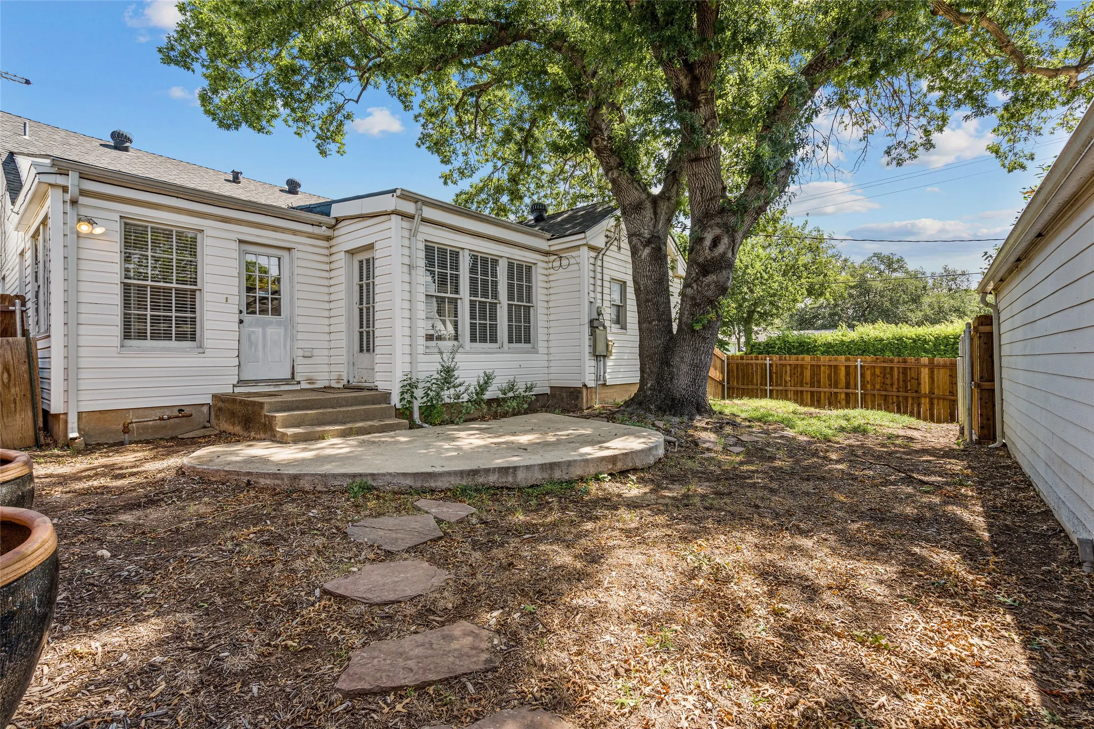 Single Family Residence For Sale in Tarrant County , 3901 Linden Avenue, Fort Worth, Texas 76107, 3 Bedroom, 2 Bathroom, 2 Garage spaces, 1,823 Sqft, built in 1942, mls#21316061, Real Estate Agent in Fort Worth, Homes For Sale in Tarrant county, Homes For Sale in Fort Worth, Realtor in Fort Worth Texas, Real Estate Brokerage Independent Realty Texas, Luminita Cordes Realtor