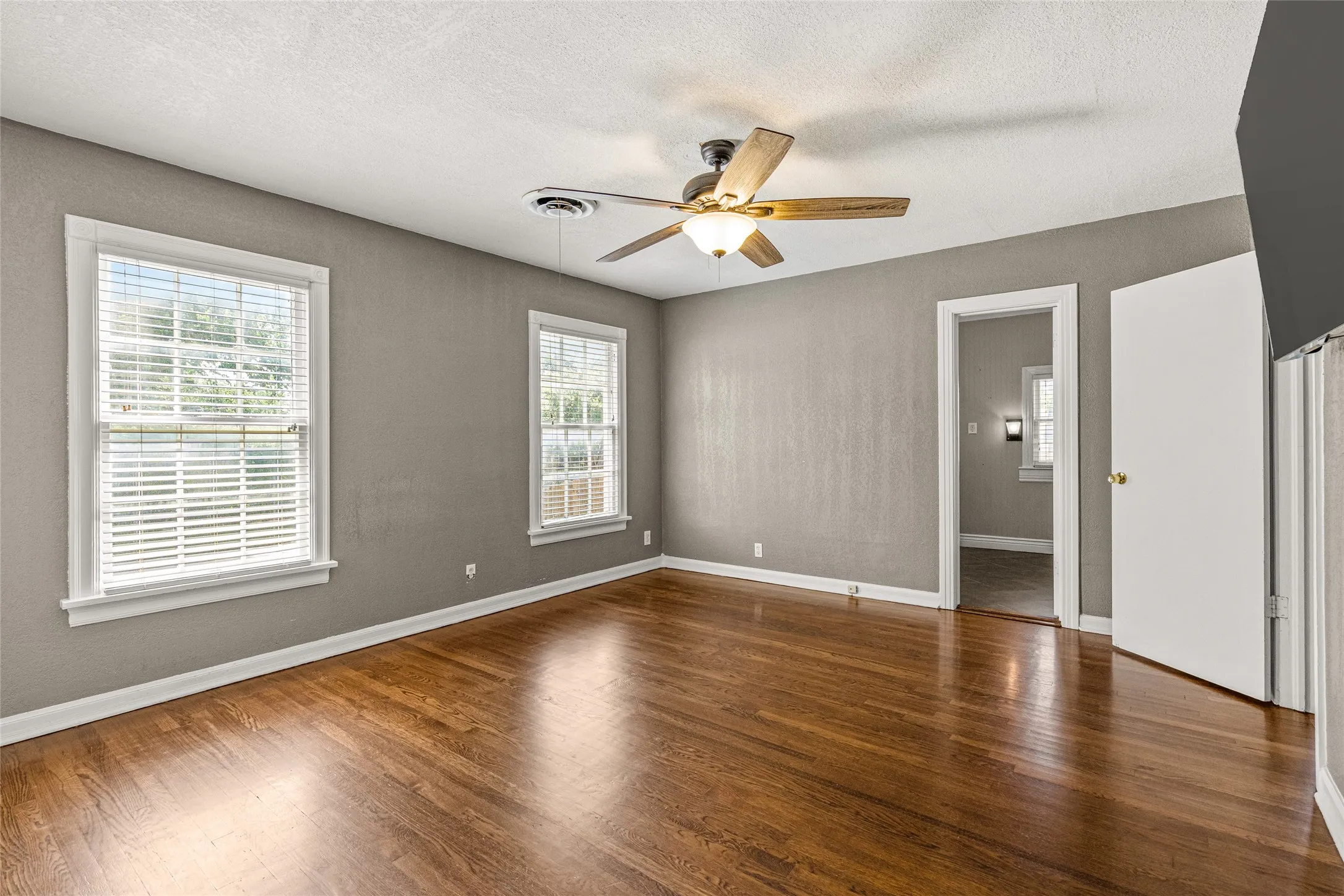 Single Family Residence For Sale in Tarrant County , 3901 Linden Avenue, Fort Worth, Texas 76107, 3 Bedroom, 2 Bathroom, 2 Garage spaces, 1,823 Sqft, built in 1942, mls#21316061, Real Estate Agent in Fort Worth, Homes For Sale in Tarrant county, Homes For Sale in Fort Worth, Realtor in Fort Worth Texas, Real Estate Brokerage Independent Realty Texas, Luminita Cordes Realtor