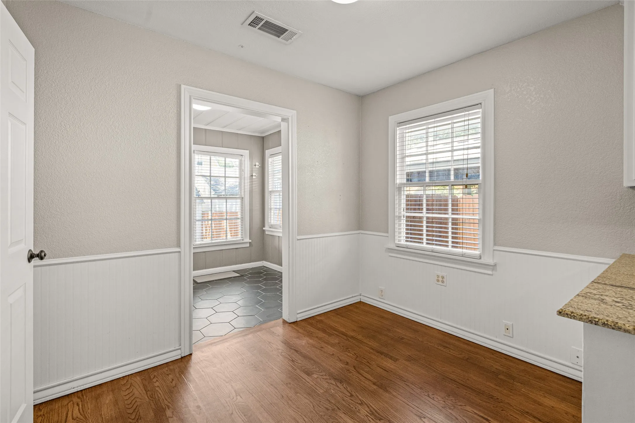 Single Family Residence For Sale in Tarrant County , 3901 Linden Avenue, Fort Worth, Texas 76107, 3 Bedroom, 2 Bathroom, 2 Garage spaces, 1,823 Sqft, built in 1942, mls#21316061, Real Estate Agent in Fort Worth, Homes For Sale in Tarrant county, Homes For Sale in Fort Worth, Realtor in Fort Worth Texas, Real Estate Brokerage Independent Realty Texas, Luminita Cordes Realtor