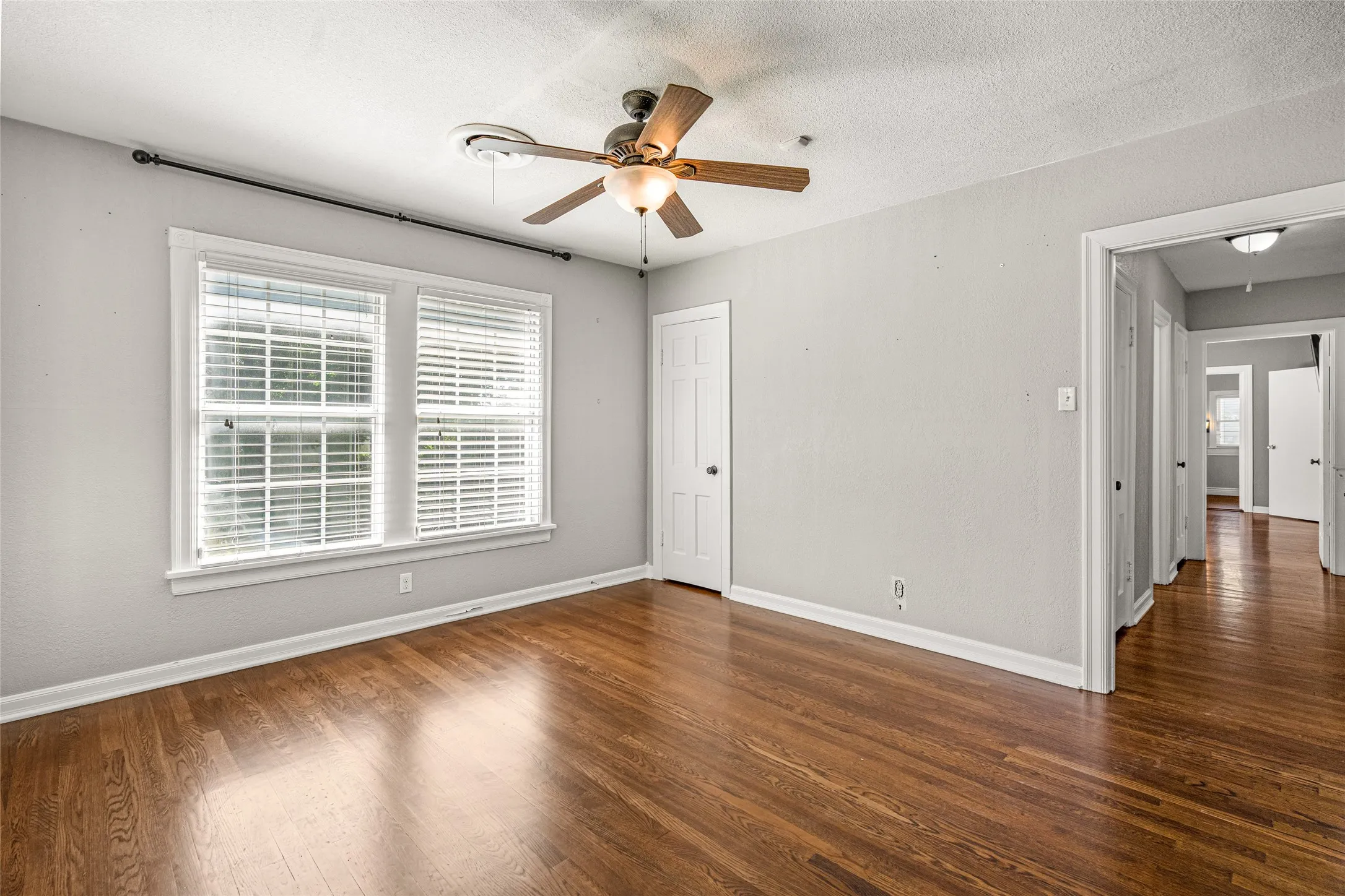 Single Family Residence For Sale in Tarrant County , 3901 Linden Avenue, Fort Worth, Texas 76107, 3 Bedroom, 2 Bathroom, 2 Garage spaces, 1,823 Sqft, built in 1942, mls#21316061, Real Estate Agent in Fort Worth, Homes For Sale in Tarrant county, Homes For Sale in Fort Worth, Realtor in Fort Worth Texas, Real Estate Brokerage Independent Realty Texas, Luminita Cordes Realtor