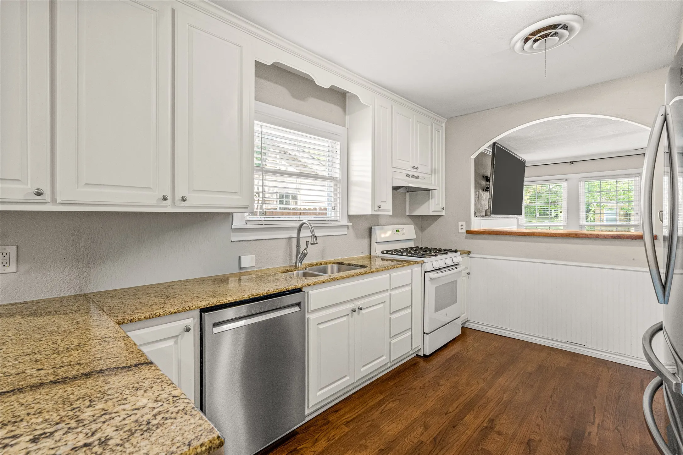 Single Family Residence For Sale in Tarrant County , 3901 Linden Avenue, Fort Worth, Texas 76107, 3 Bedroom, 2 Bathroom, 2 Garage spaces, 1,823 Sqft, built in 1942, mls#21316061, Real Estate Agent in Fort Worth, Homes For Sale in Tarrant county, Homes For Sale in Fort Worth, Realtor in Fort Worth Texas, Real Estate Brokerage Independent Realty Texas, Luminita Cordes Realtor