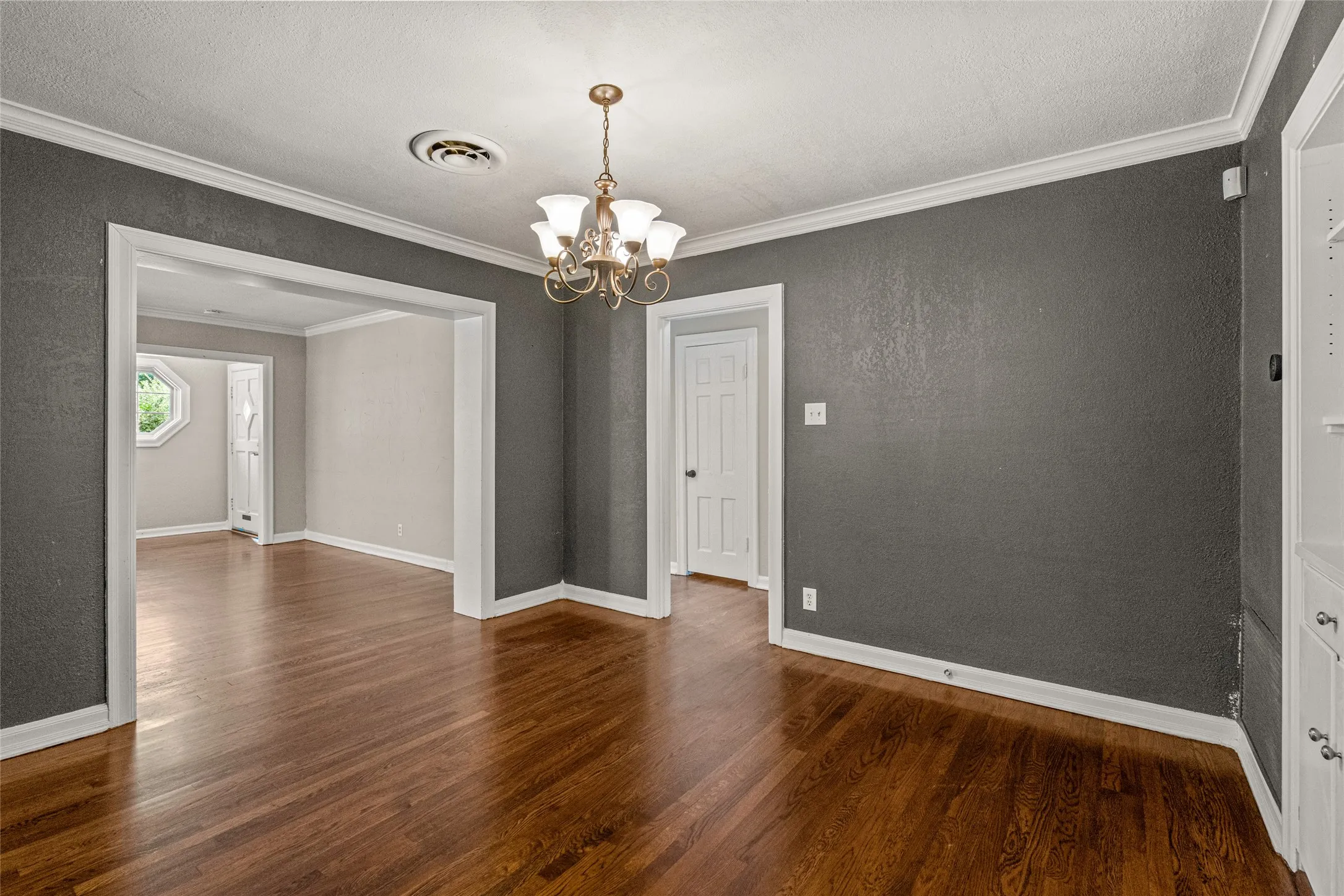 Single Family Residence For Sale in Tarrant County , 3901 Linden Avenue, Fort Worth, Texas 76107, 3 Bedroom, 2 Bathroom, 2 Garage spaces, 1,823 Sqft, built in 1942, mls#21316061, Real Estate Agent in Fort Worth, Homes For Sale in Tarrant county, Homes For Sale in Fort Worth, Realtor in Fort Worth Texas, Real Estate Brokerage Independent Realty Texas, Luminita Cordes Realtor
