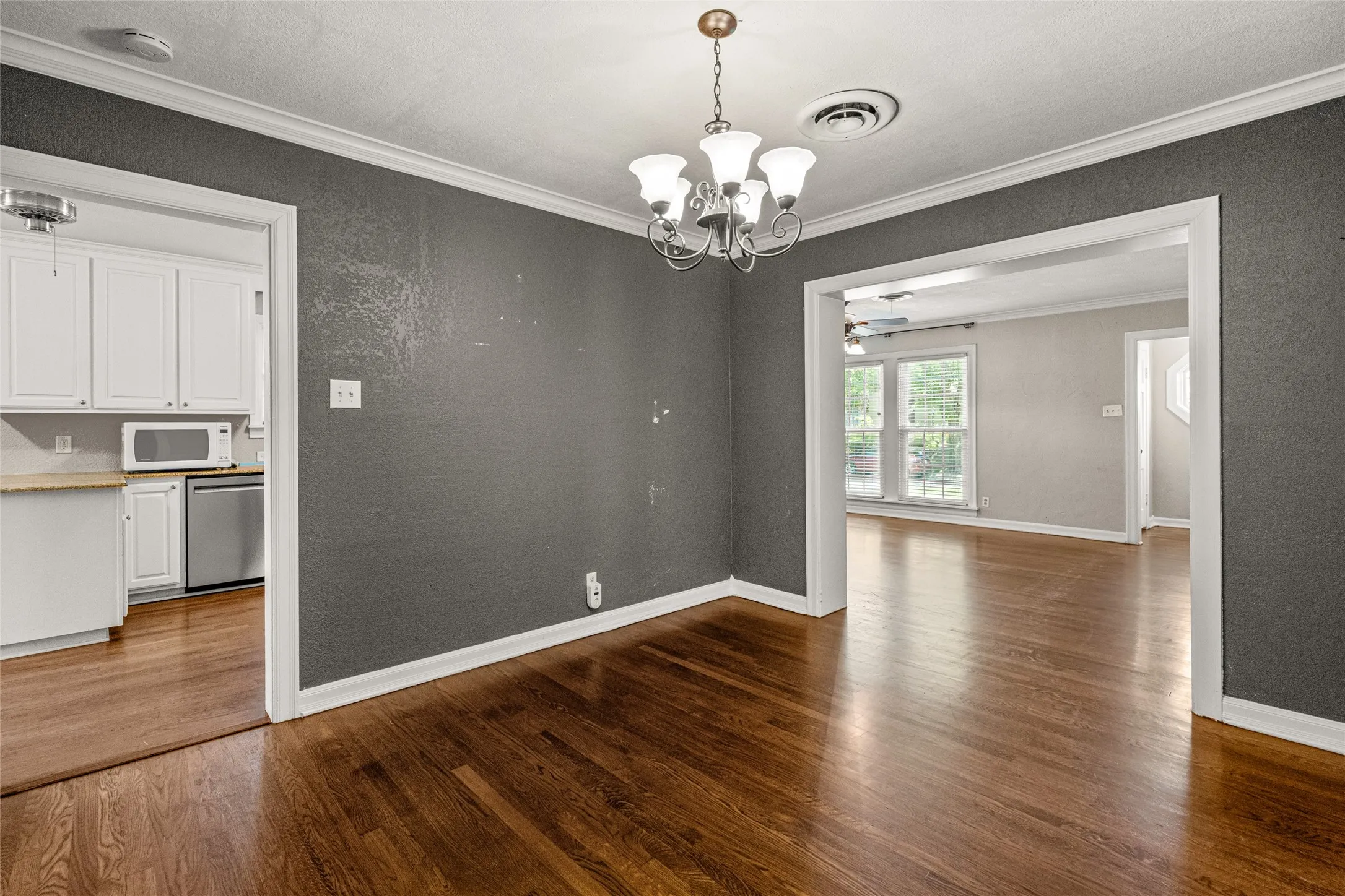 Single Family Residence For Sale in Tarrant County , 3901 Linden Avenue, Fort Worth, Texas 76107, 3 Bedroom, 2 Bathroom, 2 Garage spaces, 1,823 Sqft, built in 1942, mls#21316061, Real Estate Agent in Fort Worth, Homes For Sale in Tarrant county, Homes For Sale in Fort Worth, Realtor in Fort Worth Texas, Real Estate Brokerage Independent Realty Texas, Luminita Cordes Realtor