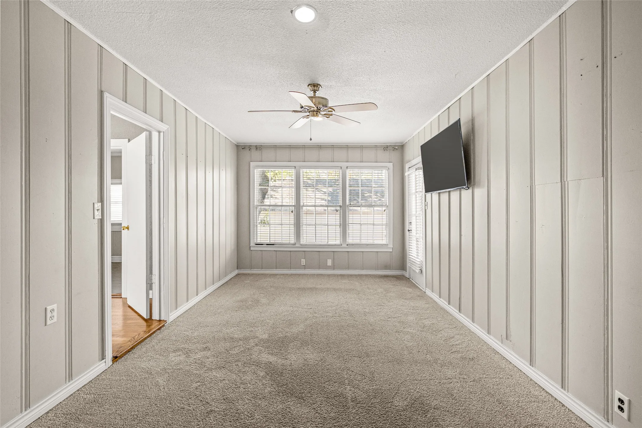 Single Family Residence For Sale in Tarrant County , 3901 Linden Avenue, Fort Worth, Texas 76107, 3 Bedroom, 2 Bathroom, 2 Garage spaces, 1,823 Sqft, built in 1942, mls#21316061, Real Estate Agent in Fort Worth, Homes For Sale in Tarrant county, Homes For Sale in Fort Worth, Realtor in Fort Worth Texas, Real Estate Brokerage Independent Realty Texas, Luminita Cordes Realtor