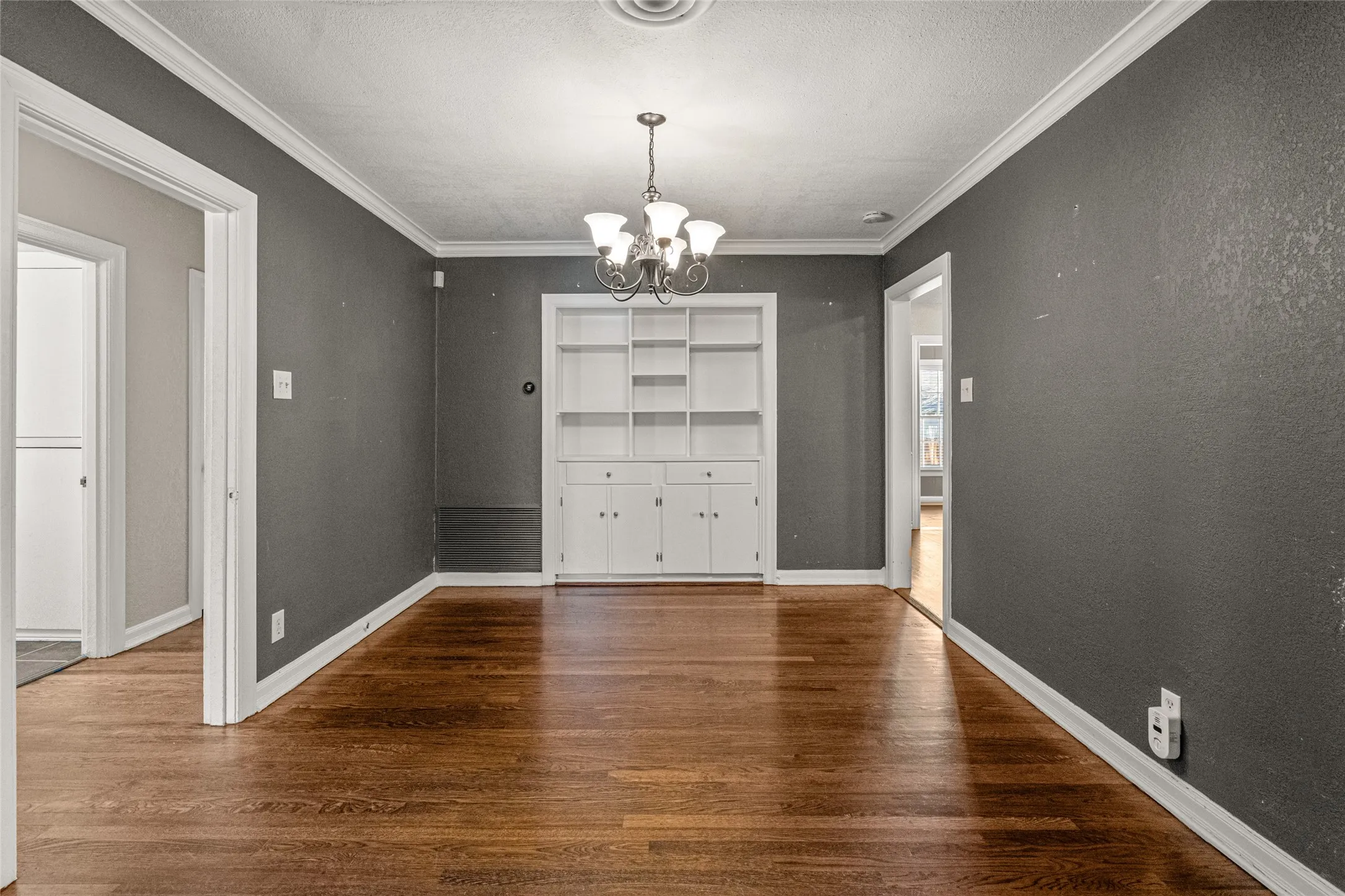 Single Family Residence For Sale in Tarrant County , 3901 Linden Avenue, Fort Worth, Texas 76107, 3 Bedroom, 2 Bathroom, 2 Garage spaces, 1,823 Sqft, built in 1942, mls#21316061, Real Estate Agent in Fort Worth, Homes For Sale in Tarrant county, Homes For Sale in Fort Worth, Realtor in Fort Worth Texas, Real Estate Brokerage Independent Realty Texas, Luminita Cordes Realtor