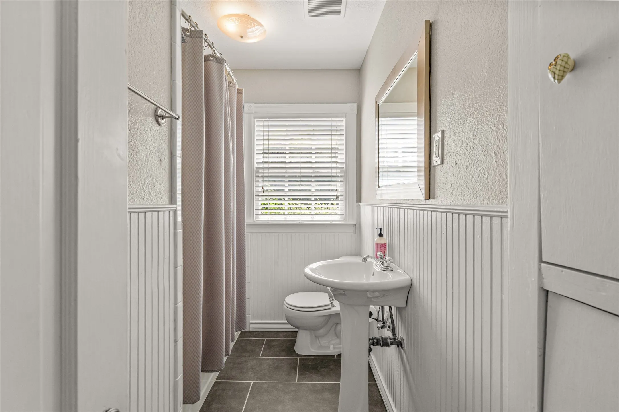 Single Family Residence For Sale in Tarrant County , 3901 Linden Avenue, Fort Worth, Texas 76107, 3 Bedroom, 2 Bathroom, 2 Garage spaces, 1,823 Sqft, built in 1942, mls#21316061, Real Estate Agent in Fort Worth, Homes For Sale in Tarrant county, Homes For Sale in Fort Worth, Realtor in Fort Worth Texas, Real Estate Brokerage Independent Realty Texas, Luminita Cordes Realtor