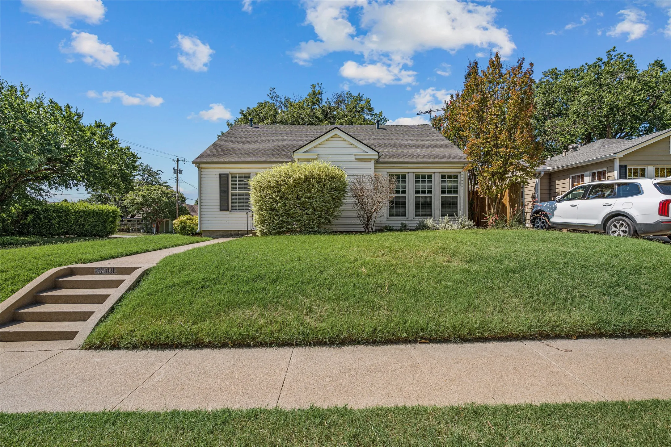 Single Family Residence For Sale in Tarrant County , 3901 Linden Avenue, Fort Worth, Texas 76107, 3 Bedroom, 2 Bathroom, 2 Garage spaces, 1,823 Sqft, built in 1942, mls#21316061, Real Estate Agent in Fort Worth, Homes For Sale in Tarrant county, Homes For Sale in Fort Worth, Realtor in Fort Worth Texas, Real Estate Brokerage Independent Realty Texas, Luminita Cordes Realtor