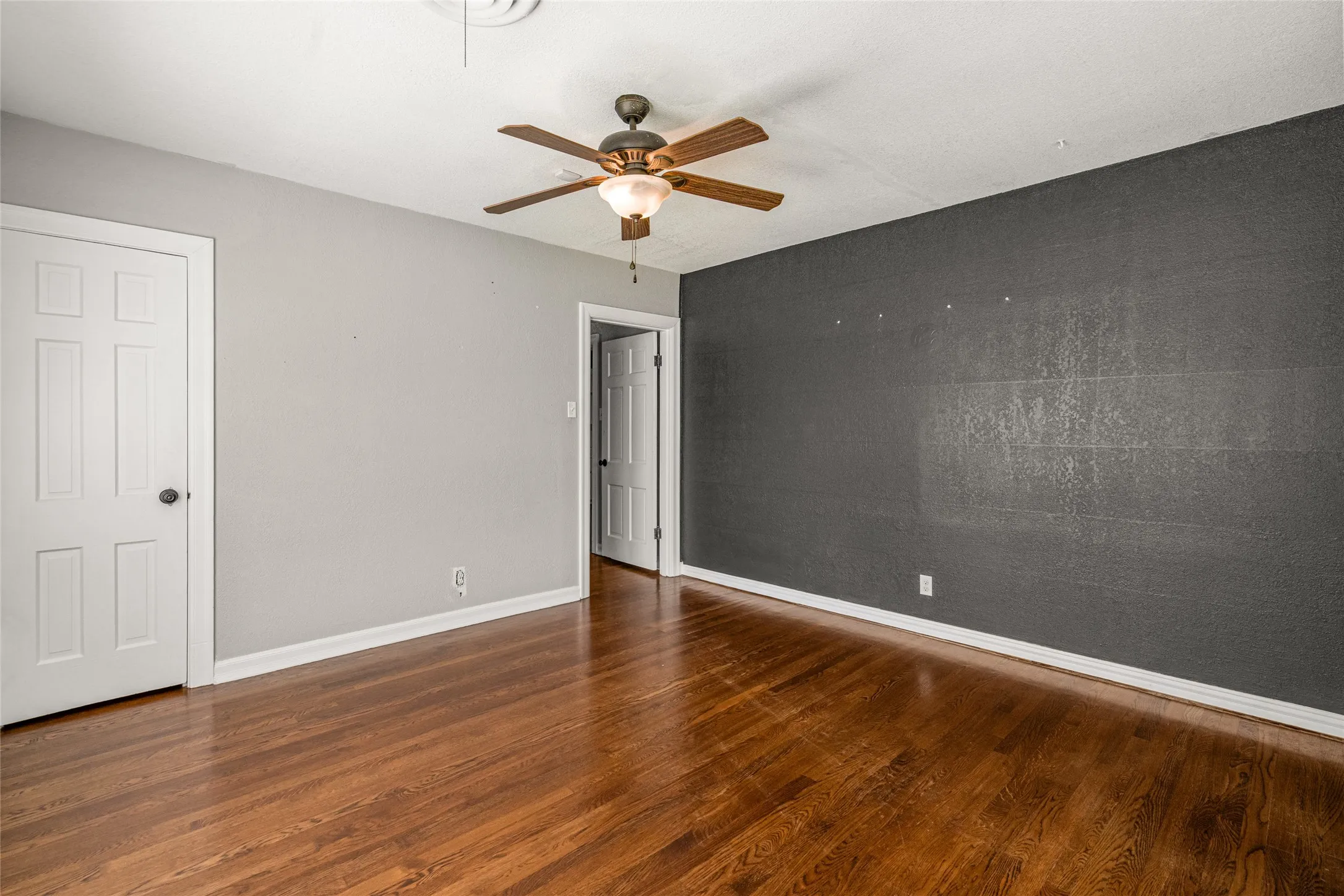 Single Family Residence For Sale in Tarrant County , 3901 Linden Avenue, Fort Worth, Texas 76107, 3 Bedroom, 2 Bathroom, 2 Garage spaces, 1,823 Sqft, built in 1942, mls#21316061, Real Estate Agent in Fort Worth, Homes For Sale in Tarrant county, Homes For Sale in Fort Worth, Realtor in Fort Worth Texas, Real Estate Brokerage Independent Realty Texas, Luminita Cordes Realtor