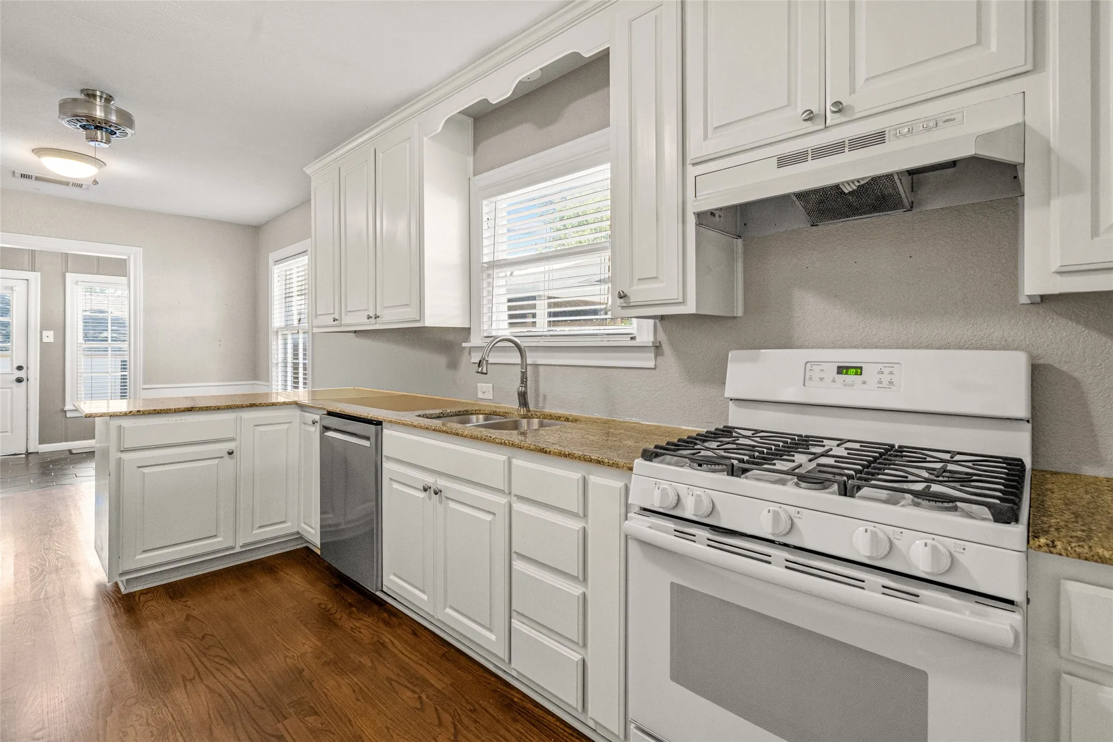 Single Family Residence For Sale in Tarrant County , 3901 Linden Avenue, Fort Worth, Texas 76107, 3 Bedroom, 2 Bathroom, 2 Garage spaces, 1,823 Sqft, built in 1942, mls#21316061, Real Estate Agent in Fort Worth, Homes For Sale in Tarrant county, Homes For Sale in Fort Worth, Realtor in Fort Worth Texas, Real Estate Brokerage Independent Realty Texas, Luminita Cordes Realtor