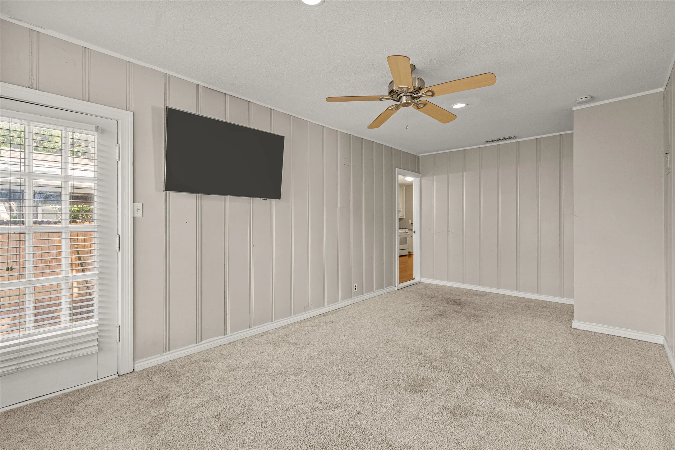 Single Family Residence For Sale in Tarrant County , 3901 Linden Avenue, Fort Worth, Texas 76107, 3 Bedroom, 2 Bathroom, 2 Garage spaces, 1,823 Sqft, built in 1942, mls#21316061, Real Estate Agent in Fort Worth, Homes For Sale in Tarrant county, Homes For Sale in Fort Worth, Realtor in Fort Worth Texas, Real Estate Brokerage Independent Realty Texas, Luminita Cordes Realtor