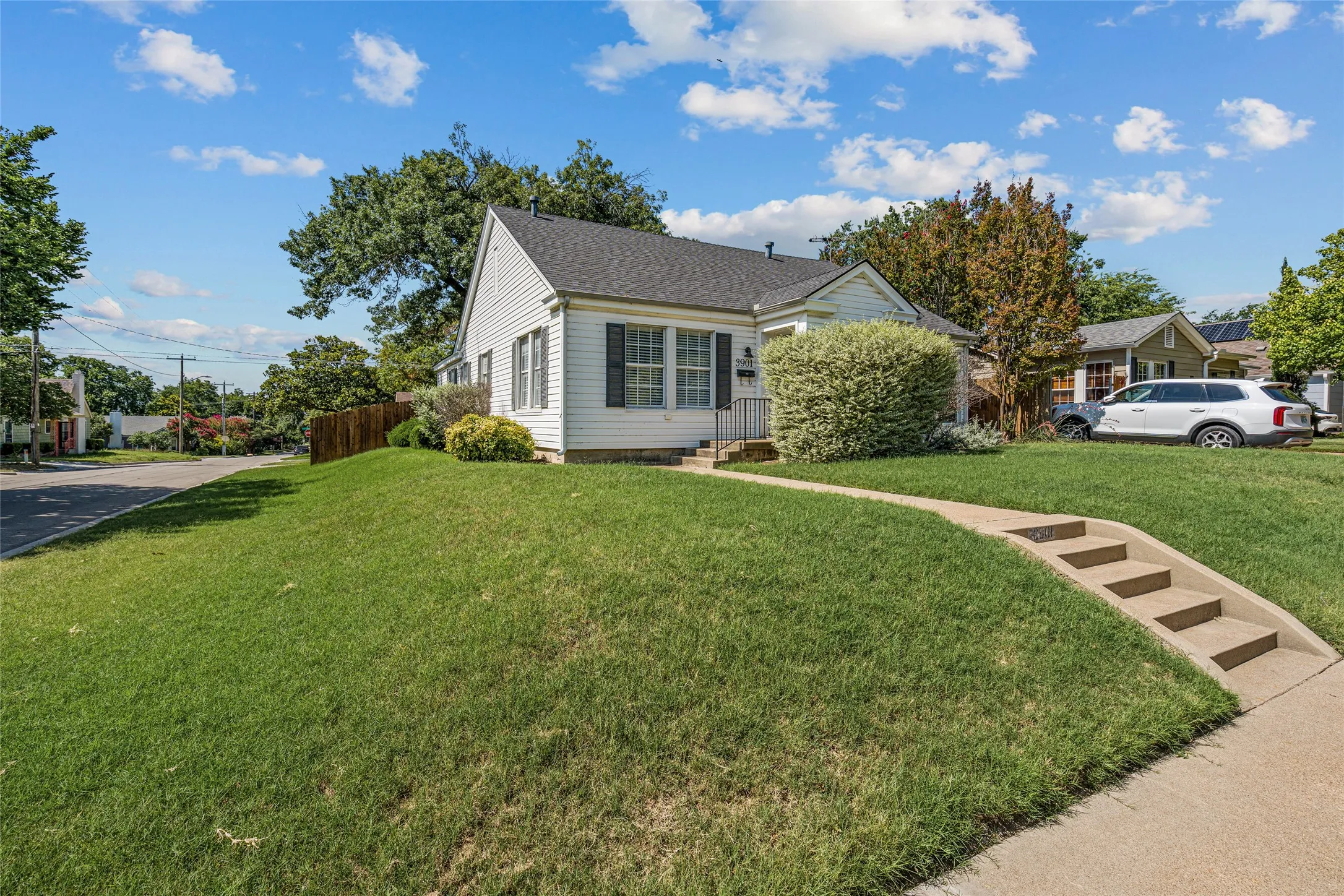 Single Family Residence For Sale in Tarrant County , 3901 Linden Avenue, Fort Worth, Texas 76107, 3 Bedroom, 2 Bathroom, 2 Garage spaces, 1,823 Sqft, built in 1942, mls#21316061, Real Estate Agent in Fort Worth, Homes For Sale in Tarrant county, Homes For Sale in Fort Worth, Realtor in Fort Worth Texas, Real Estate Brokerage Independent Realty Texas, Luminita Cordes Realtor
