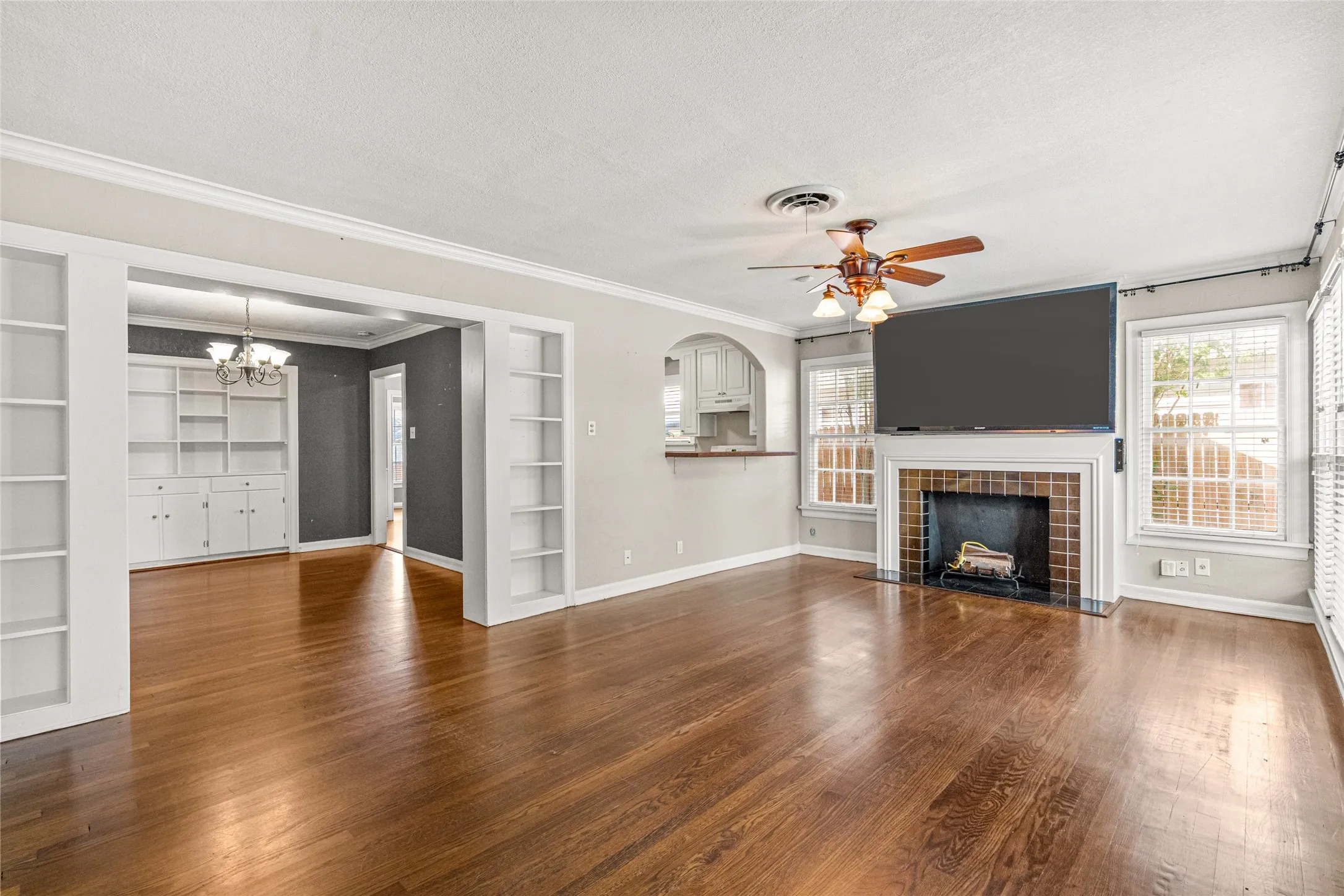 Single Family Residence For Sale in Tarrant County , 3901 Linden Avenue, Fort Worth, Texas 76107, 3 Bedroom, 2 Bathroom, 2 Garage spaces, 1,823 Sqft, built in 1942, mls#21316061, Real Estate Agent in Fort Worth, Homes For Sale in Tarrant county, Homes For Sale in Fort Worth, Realtor in Fort Worth Texas, Real Estate Brokerage Independent Realty Texas, Luminita Cordes Realtor