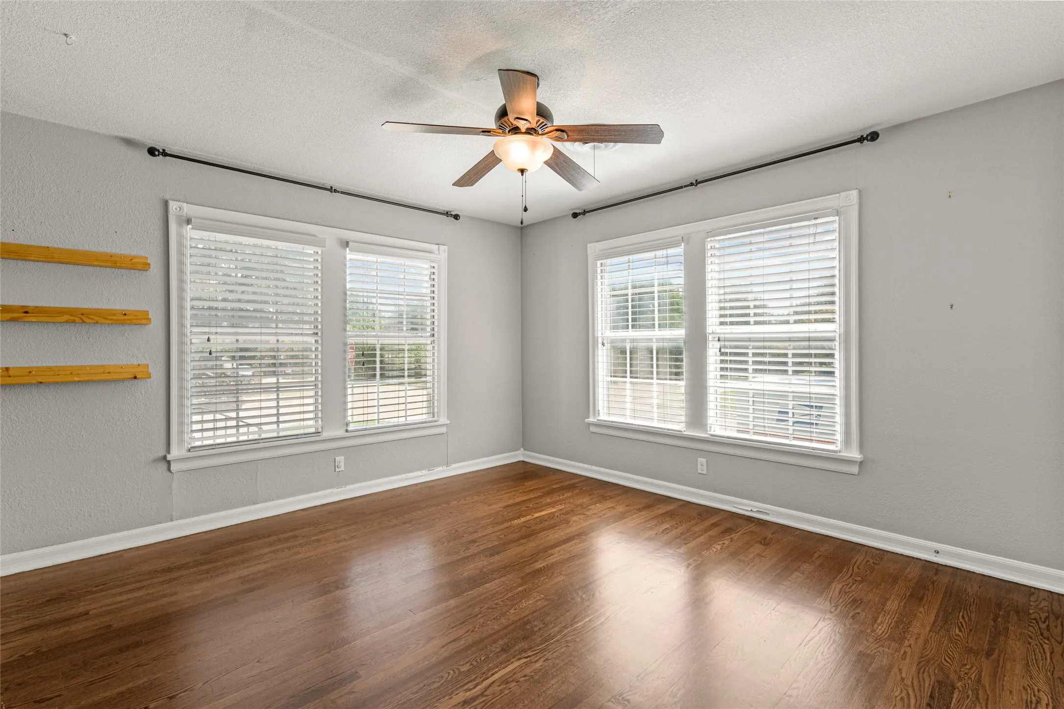 Single Family Residence For Sale in Tarrant County , 3901 Linden Avenue, Fort Worth, Texas 76107, 3 Bedroom, 2 Bathroom, 2 Garage spaces, 1,823 Sqft, built in 1942, mls#21316061, Real Estate Agent in Fort Worth, Homes For Sale in Tarrant county, Homes For Sale in Fort Worth, Realtor in Fort Worth Texas, Real Estate Brokerage Independent Realty Texas, Luminita Cordes Realtor