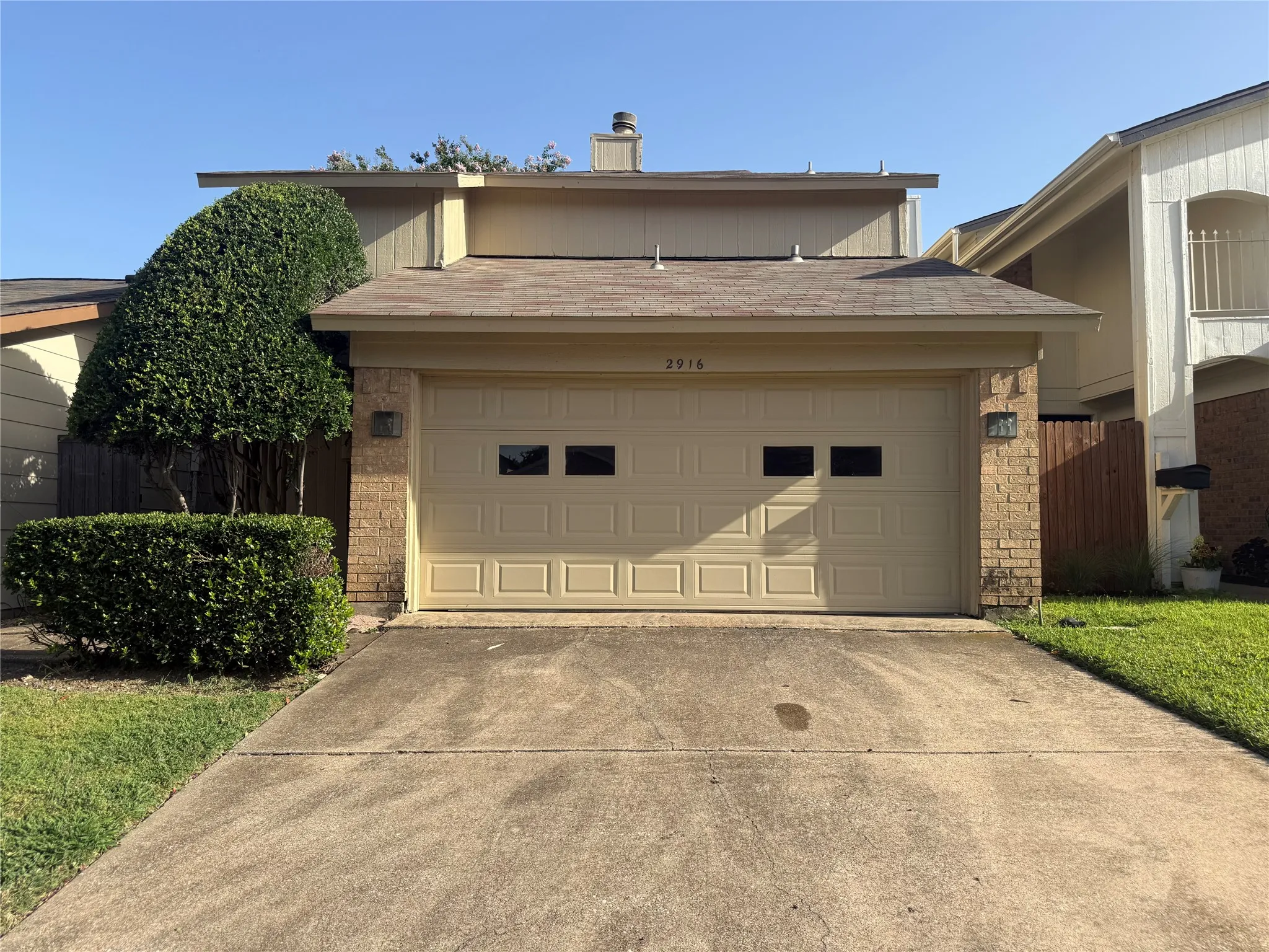 Townhouse For Sale in Dallas County , 2916 Canis Circle, Garland, Texas 75044, 2 Bedroom, 2 Bathroom, 2 Garage spaces, 1,208 Sqft, built in 1980, mls#21317144, Real Estate Agent in Garland, Homes For Sale in Dallas county, Homes For Sale in Garland, Realtor in Garland Texas, Real Estate Brokerage Independent Realty Texas, Luminita Cordes Realtor