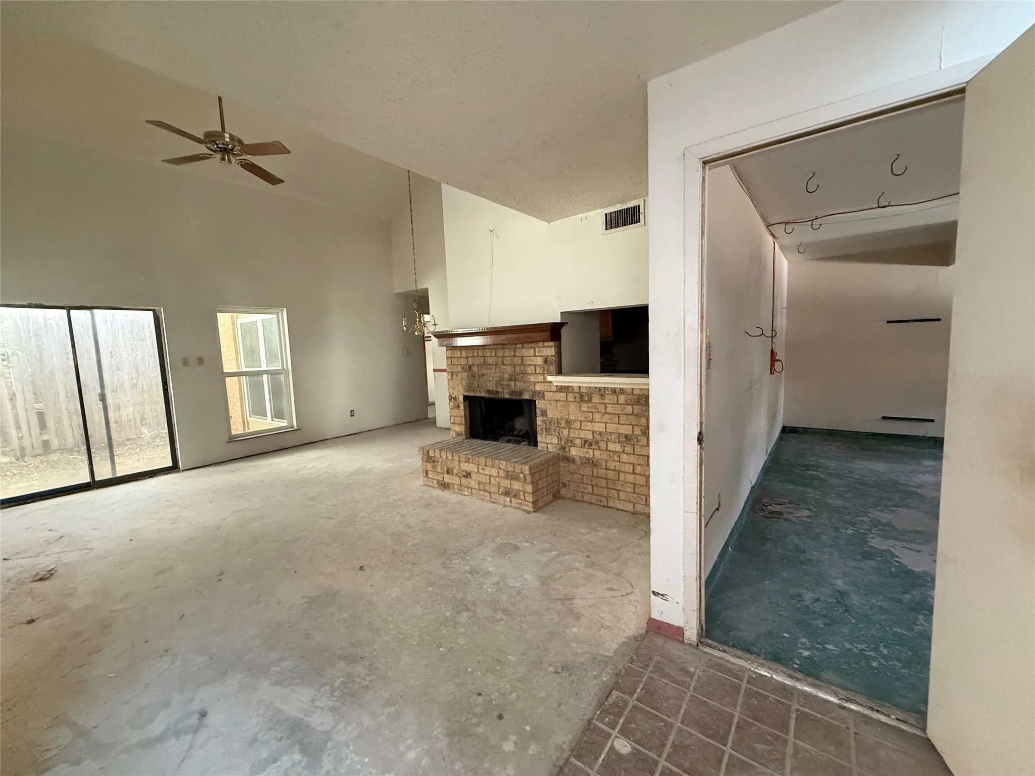 Townhouse For Sale in Dallas County , 2916 Canis Circle, Garland, Texas 75044, 2 Bedroom, 2 Bathroom, 2 Garage spaces, 1,208 Sqft, built in 1980, mls#21317144, Real Estate Agent in Garland, Homes For Sale in Dallas county, Homes For Sale in Garland, Realtor in Garland Texas, Real Estate Brokerage Independent Realty Texas, Luminita Cordes Realtor
