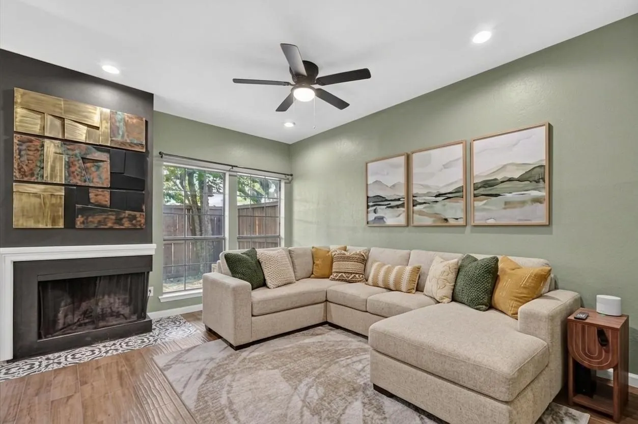 Condominium For Sale in Dallas County , 5100 Verde Valley Lane 178, Dallas, Texas 75254, 1 Bedroom, 2 Bathrooms, Garage spaces, 985 Sqft, built in 1982, Price $199,000, mls#21314323, Real Estate Agent in Dallas, Homes For Sale in Dallas county, Homes For Sale in Dallas, Realtor in Dallas Texas, Real Estate Brokerage Independent Realty Texas, Luminita Cordes Realtor