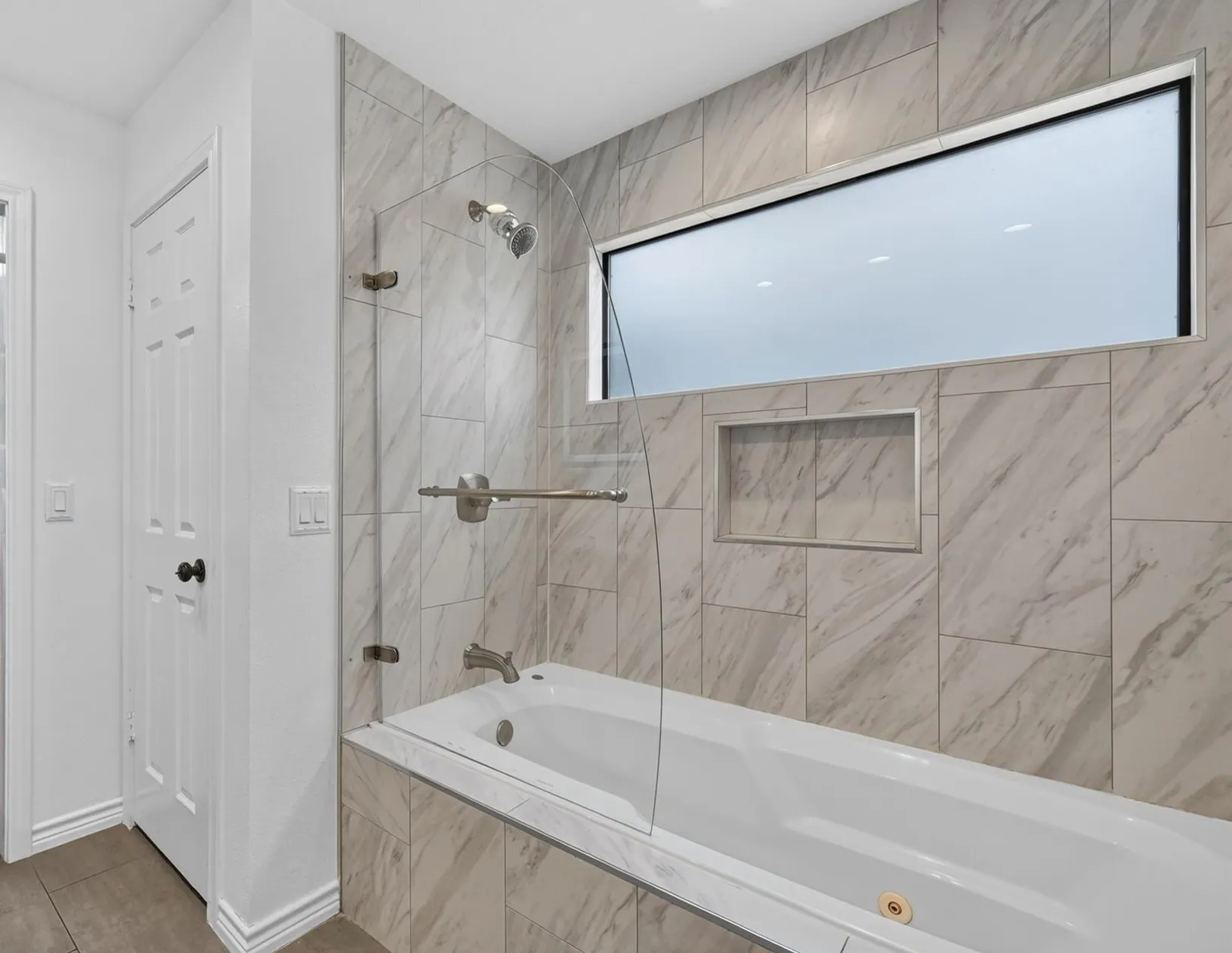 Condominium For Sale in Dallas County , 5100 Verde Valley Lane 178, Dallas, Texas 75254, 1 Bedroom, 2 Bathrooms, Garage spaces, 985 Sqft, built in 1982, Price $199,000, mls#21314323, Real Estate Agent in Dallas, Homes For Sale in Dallas county, Homes For Sale in Dallas, Realtor in Dallas Texas, Real Estate Brokerage Independent Realty Texas, Luminita Cordes Realtor