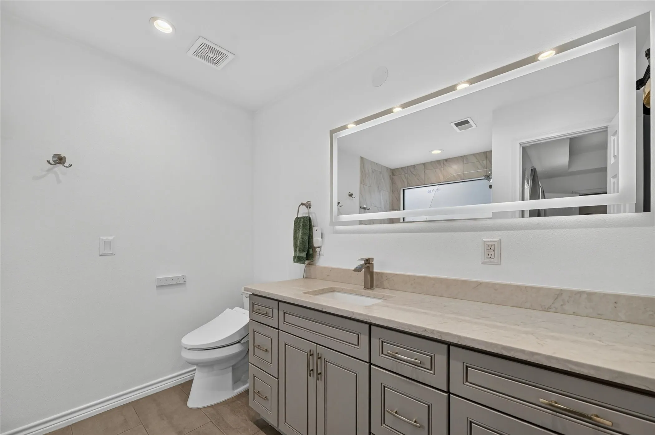 Condominium For Sale in Dallas County , 5100 Verde Valley Lane 178, Dallas, Texas 75254, 1 Bedroom, 2 Bathrooms, Garage spaces, 985 Sqft, built in 1982, Price $199,000, mls#21314323, Real Estate Agent in Dallas, Homes For Sale in Dallas county, Homes For Sale in Dallas, Realtor in Dallas Texas, Real Estate Brokerage Independent Realty Texas, Luminita Cordes Realtor