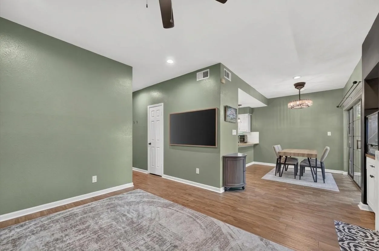 Condominium For Sale in Dallas County , 5100 Verde Valley Lane 178, Dallas, Texas 75254, 1 Bedroom, 2 Bathrooms, Garage spaces, 985 Sqft, built in 1982, Price $199,000, mls#21314323, Real Estate Agent in Dallas, Homes For Sale in Dallas county, Homes For Sale in Dallas, Realtor in Dallas Texas, Real Estate Brokerage Independent Realty Texas, Luminita Cordes Realtor