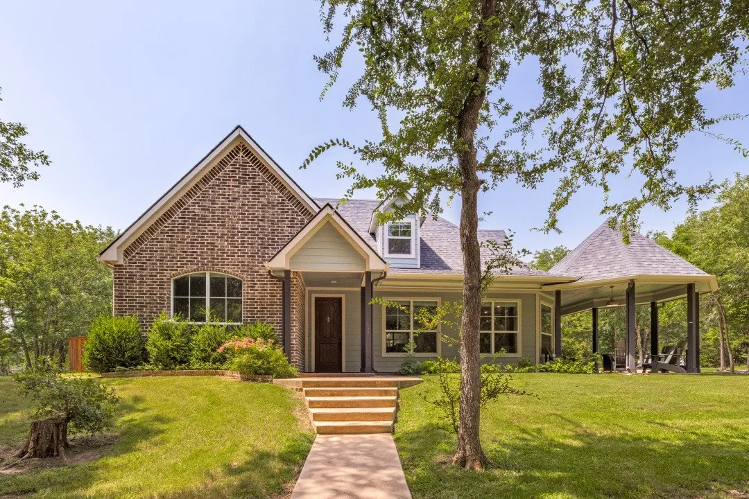 Single Family Residence For Sale in Grayson County , 124 Neva Lane, Denison, Texas 75020, 3 Bedroom, 3 Bathroom, 2 Garage spaces, 2,576 Sqft, built in 2013, mls#21316505, Real Estate Agent in Denison, Homes For Sale in Grayson county, Homes For Sale in Denison, Realtor in Denison Texas, Real Estate Brokerage Independent Realty Texas, Luminita Cordes Realtor