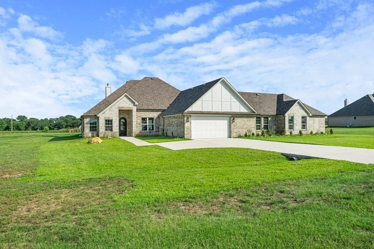 Single Family Residence For Sale in Navarro County , 1060 Grison Circle, Corsicana, Texas 75109, 4 Bedroom, 4 Bathroom, 2 Garage spaces, 4,653 Sqft, built in 2025, mls#21316984, Real Estate Agent in Corsicana, Homes For Sale in Navarro county, Homes For Sale in Corsicana, Realtor in Corsicana Texas, Real Estate Brokerage Independent Realty Texas, Luminita Cordes Realtor
