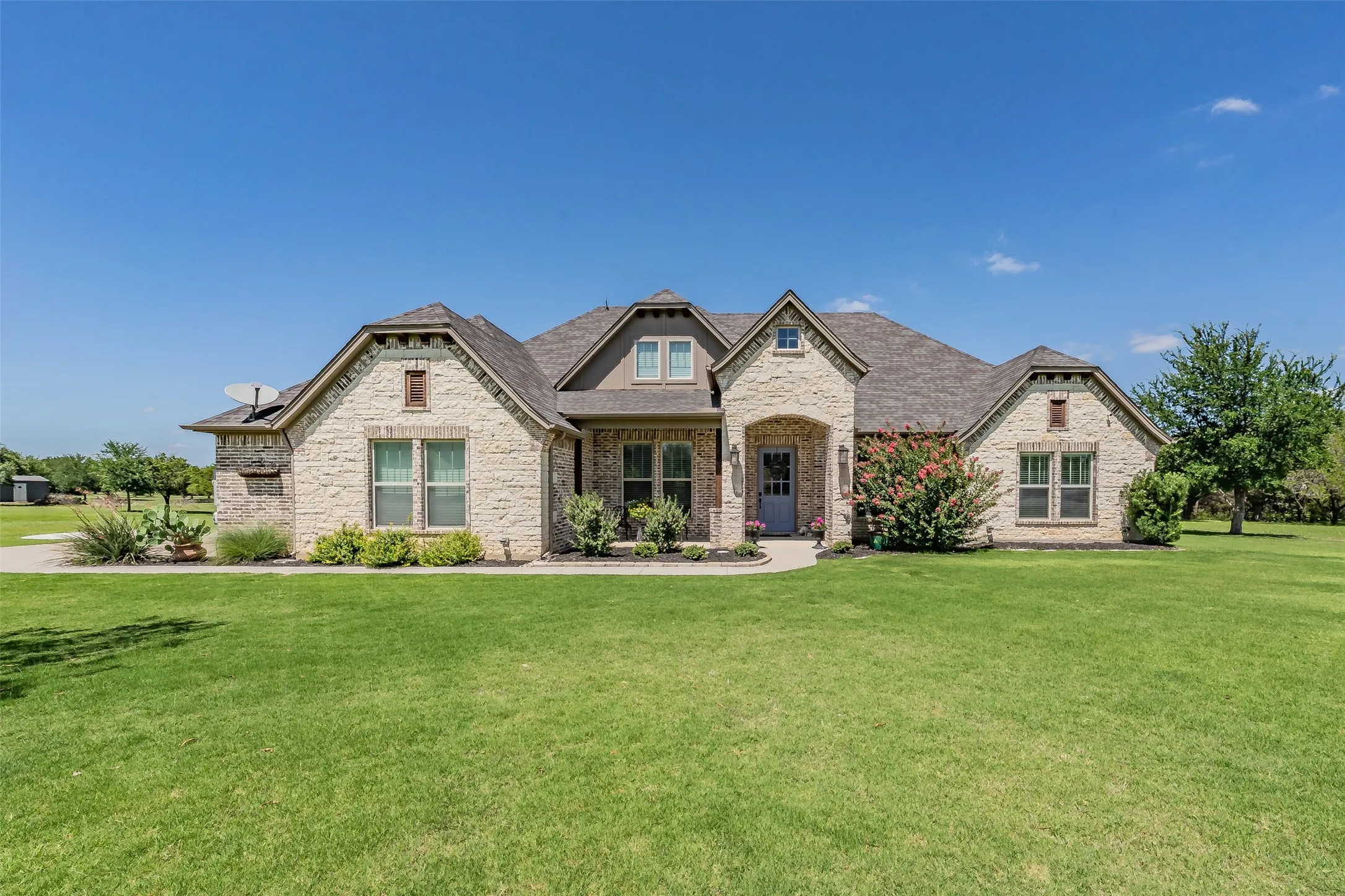 Single Family Residence For Sale in Parker County , 259 Wapiti Drive, Azle, Texas 76020, 4 Bedroom, 4 Bathroom, 3 Garage spaces, 3,387 Sqft, built in 2015, mls#21317205, Real Estate Agent in Azle, Homes For Sale in Parker county, Homes For Sale in Azle, Realtor in Azle Texas, Real Estate Brokerage Independent Realty Texas, Luminita Cordes Realtor