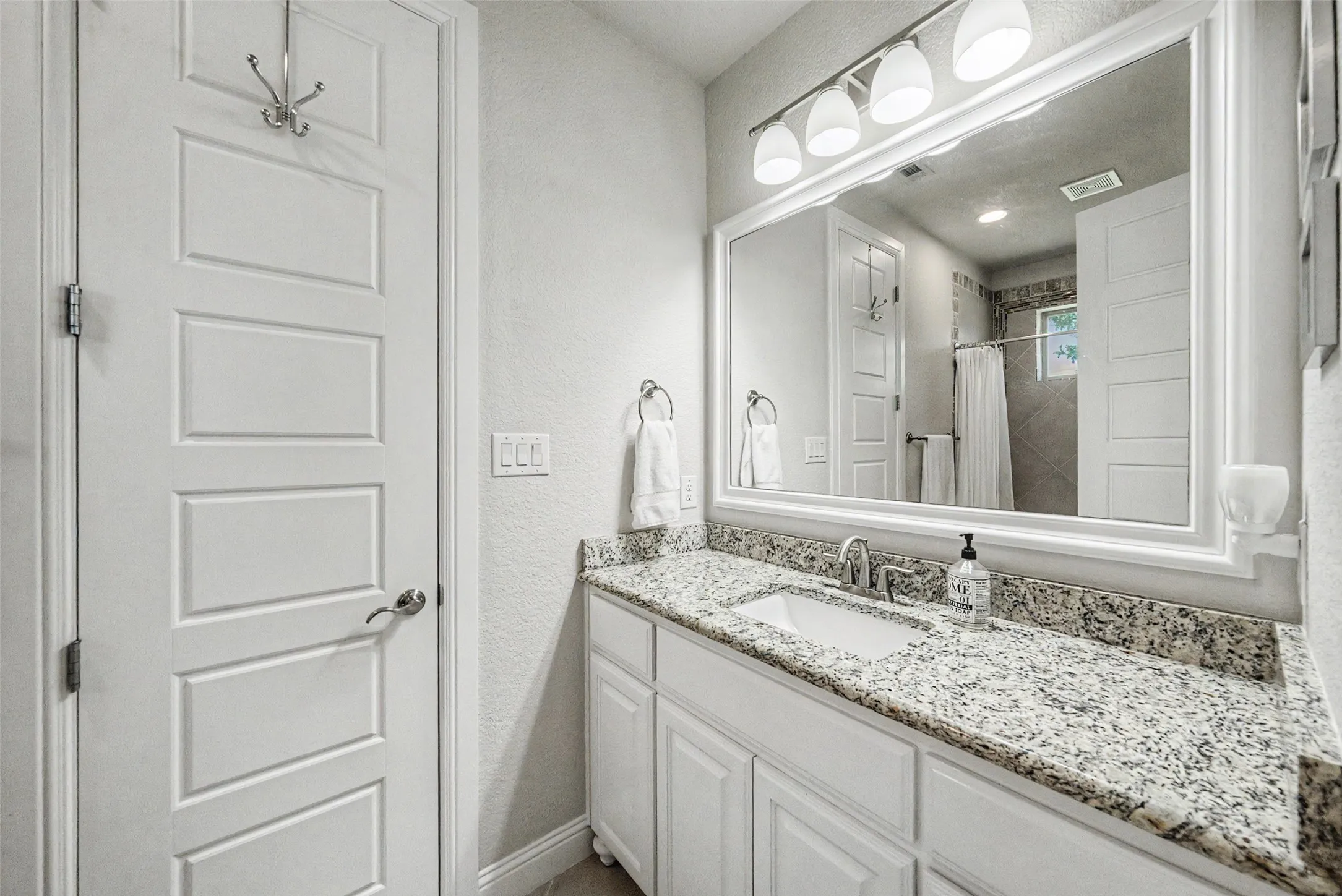 Single Family Residence For Sale in Parker County , 259 Wapiti Drive, Azle, Texas 76020, 4 Bedroom, 4 Bathroom, 3 Garage spaces, 3,387 Sqft, built in 2015, mls#21317205, Real Estate Agent in Azle, Homes For Sale in Parker county, Homes For Sale in Azle, Realtor in Azle Texas, Real Estate Brokerage Independent Realty Texas, Luminita Cordes Realtor