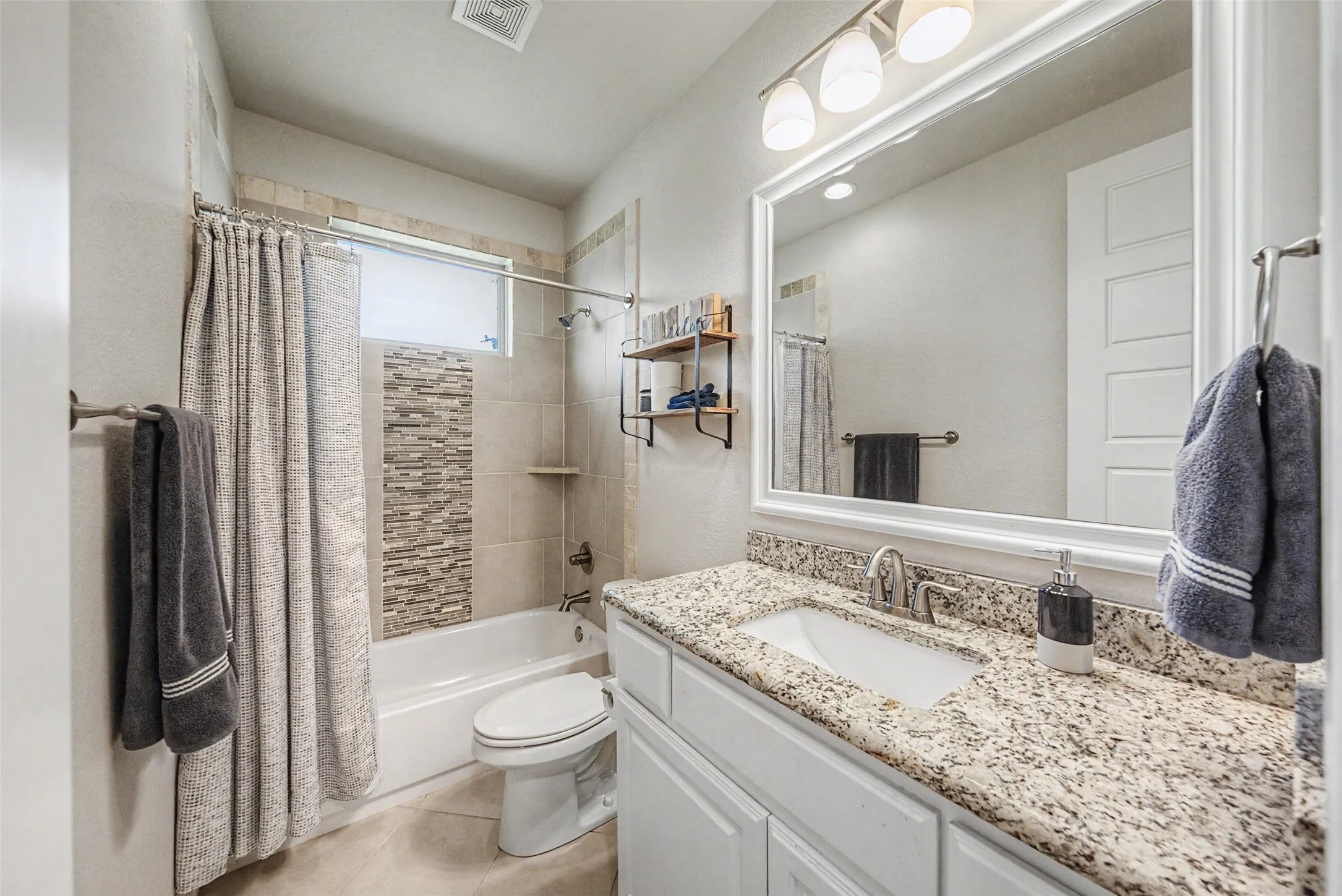 Single Family Residence For Sale in Parker County , 259 Wapiti Drive, Azle, Texas 76020, 4 Bedroom, 4 Bathroom, 3 Garage spaces, 3,387 Sqft, built in 2015, mls#21317205, Real Estate Agent in Azle, Homes For Sale in Parker county, Homes For Sale in Azle, Realtor in Azle Texas, Real Estate Brokerage Independent Realty Texas, Luminita Cordes Realtor