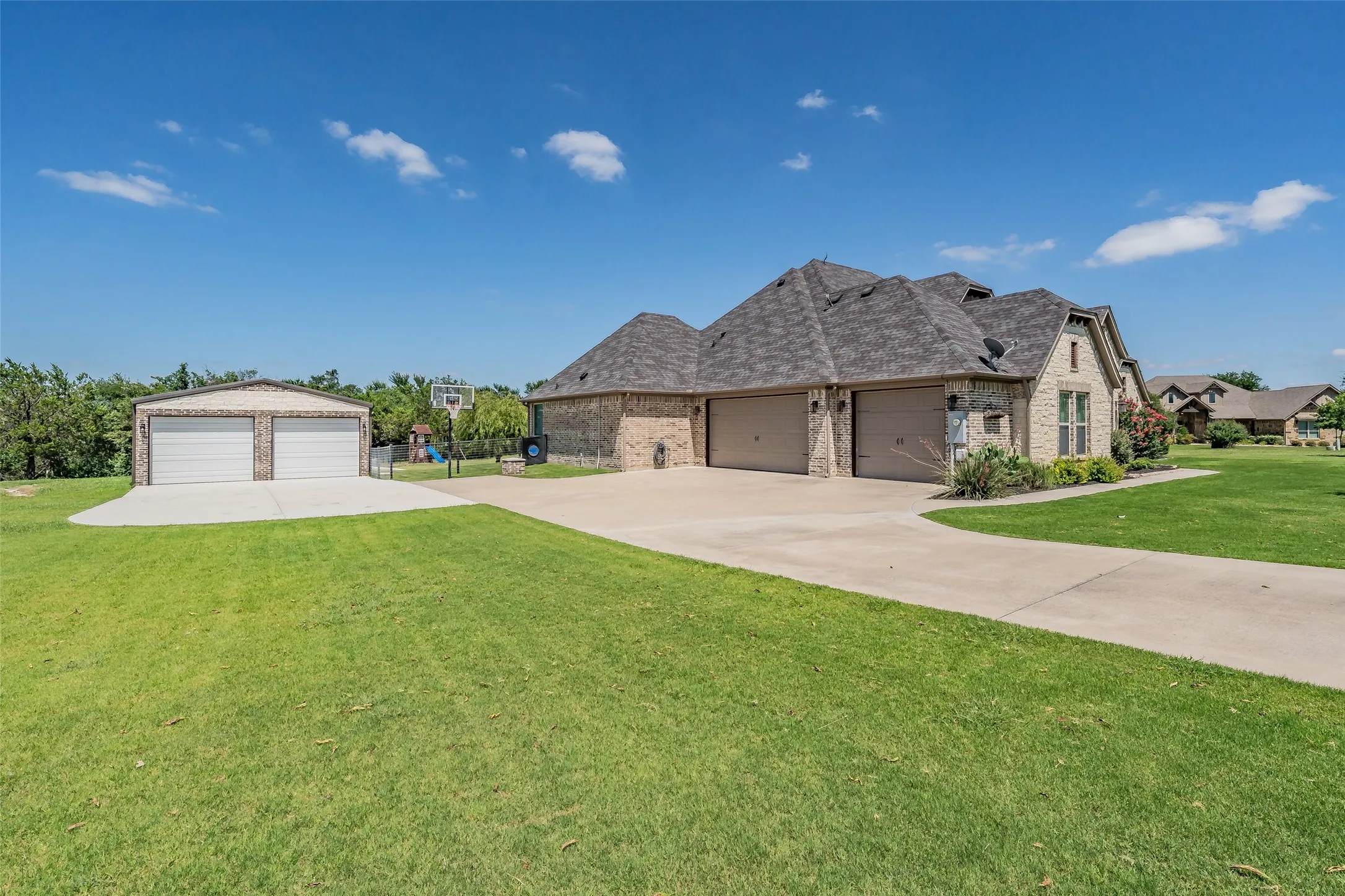 Single Family Residence For Sale in Parker County , 259 Wapiti Drive, Azle, Texas 76020, 4 Bedroom, 4 Bathroom, 3 Garage spaces, 3,387 Sqft, built in 2015, mls#21317205, Real Estate Agent in Azle, Homes For Sale in Parker county, Homes For Sale in Azle, Realtor in Azle Texas, Real Estate Brokerage Independent Realty Texas, Luminita Cordes Realtor
