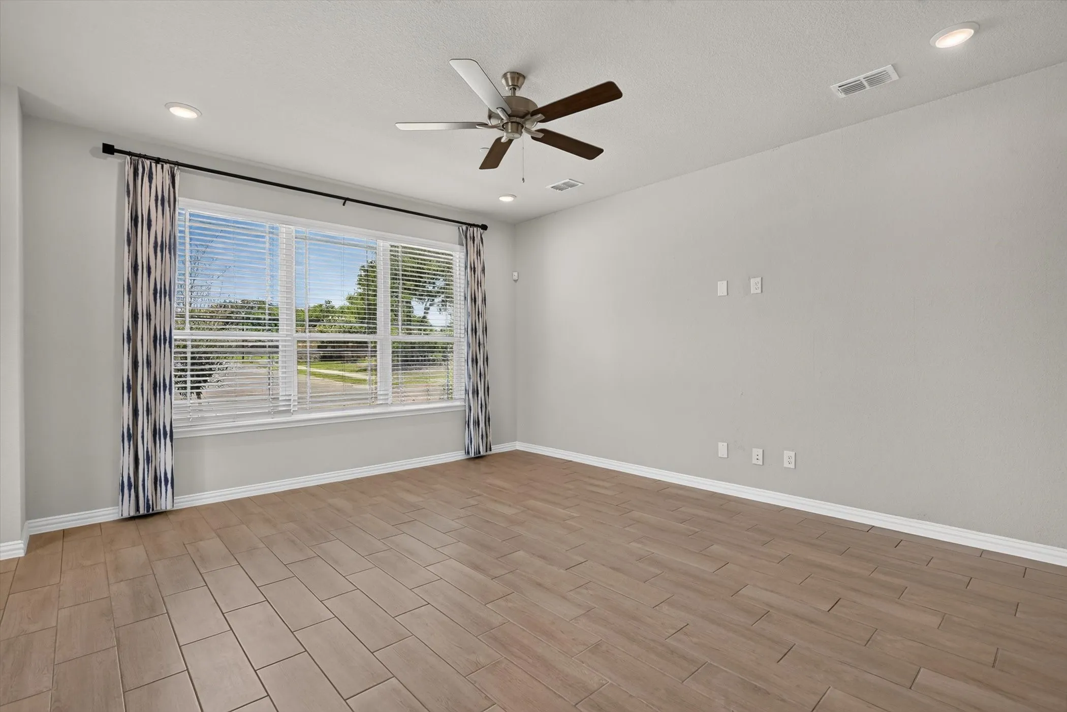 Single Family Residence For Sale in Dallas County , 3001 Percheron Drive, Mesquite, Texas 75150, 3 Bedroom, 3 Bathroom, 2 Garage spaces, 1,751 Sqft, built in 2020, mls#21316767, Real Estate Agent in Mesquite, Homes For Sale in Dallas county, Homes For Sale in Mesquite, Realtor in Mesquite Texas, Real Estate Brokerage Independent Realty Texas, Luminita Cordes Realtor