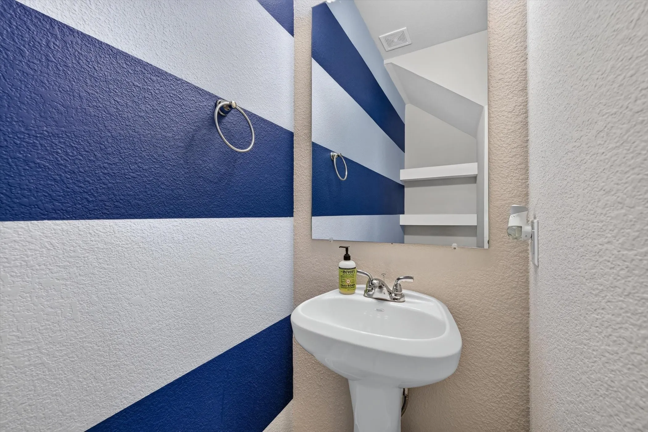 Single Family Residence For Sale in Dallas County , 3001 Percheron Drive, Mesquite, Texas 75150, 3 Bedroom, 3 Bathroom, 2 Garage spaces, 1,751 Sqft, built in 2020, mls#21316767, Real Estate Agent in Mesquite, Homes For Sale in Dallas county, Homes For Sale in Mesquite, Realtor in Mesquite Texas, Real Estate Brokerage Independent Realty Texas, Luminita Cordes Realtor