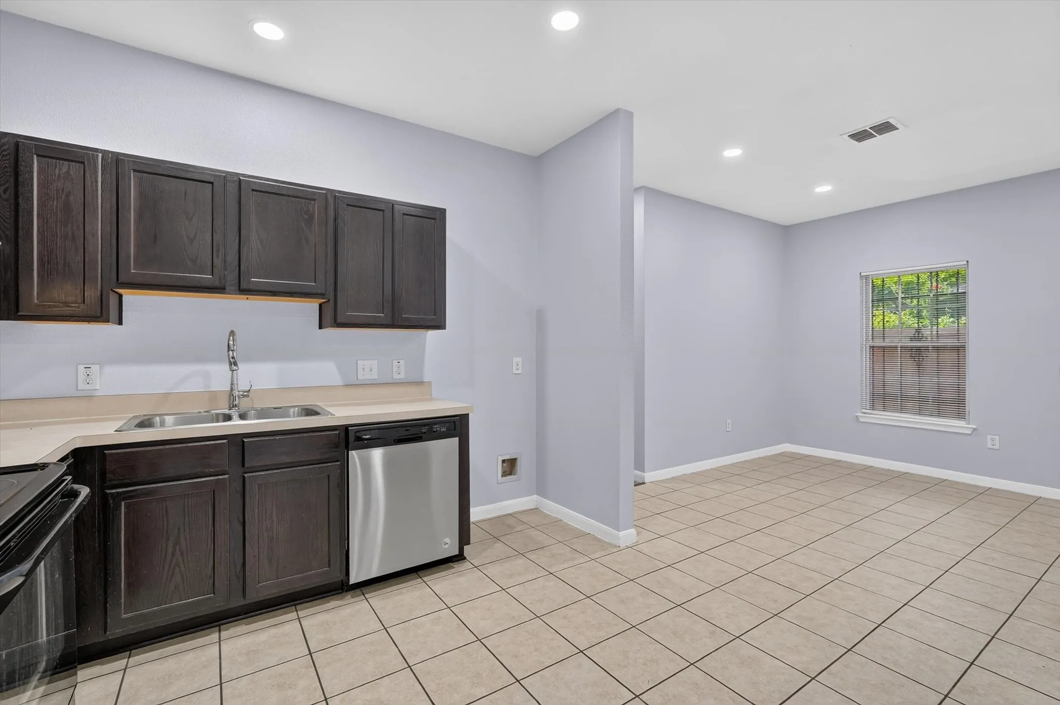 Single Family Residence For Sale in Dallas County , 4718 Jamaica Street, Dallas, Texas 75210, 3 Bedroom, 2 Bathroom, 1 Garage spaces, 1,272 Sqft, built in 2011, mls#21311884, Real Estate Agent in Dallas, Homes For Sale in Dallas county, Homes For Sale in Dallas, Realtor in Dallas Texas, Real Estate Brokerage Independent Realty Texas, Luminita Cordes Realtor