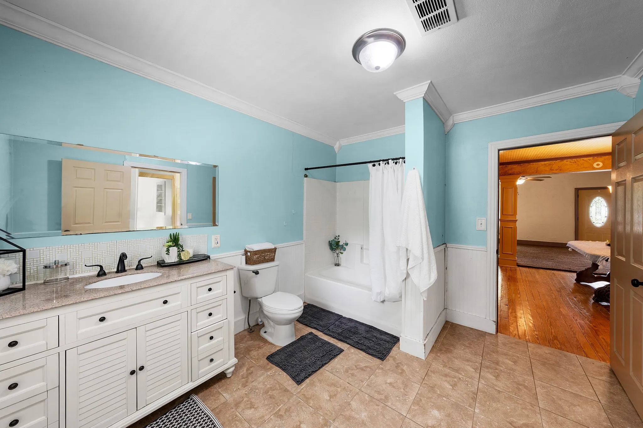 Single Family Residence For Sale in Hunt County , 1301 Locust Street, Commerce, Texas 75428, 3 Bedroom, 2 Bathroom, Garage spaces, 1,514 Sqft, built in 1910, mls#21316327, Real Estate Agent in Commerce, Homes For Sale in Hunt county, Homes For Sale in Commerce, Realtor in Commerce Texas, Real Estate Brokerage Independent Realty Texas, Luminita Cordes Realtor