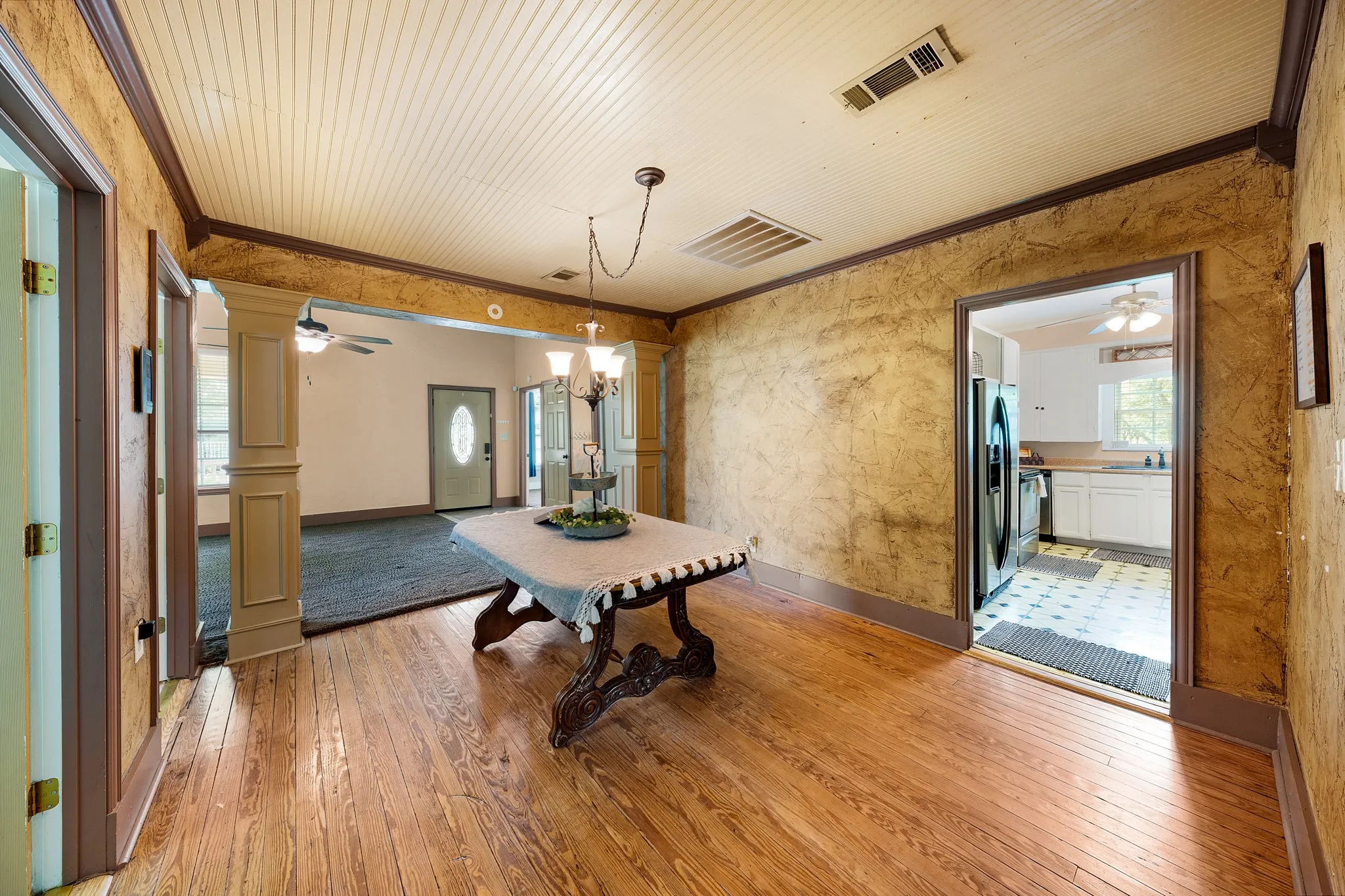 Single Family Residence For Sale in Hunt County , 1301 Locust Street, Commerce, Texas 75428, 3 Bedroom, 2 Bathroom, Garage spaces, 1,514 Sqft, built in 1910, mls#21316327, Real Estate Agent in Commerce, Homes For Sale in Hunt county, Homes For Sale in Commerce, Realtor in Commerce Texas, Real Estate Brokerage Independent Realty Texas, Luminita Cordes Realtor