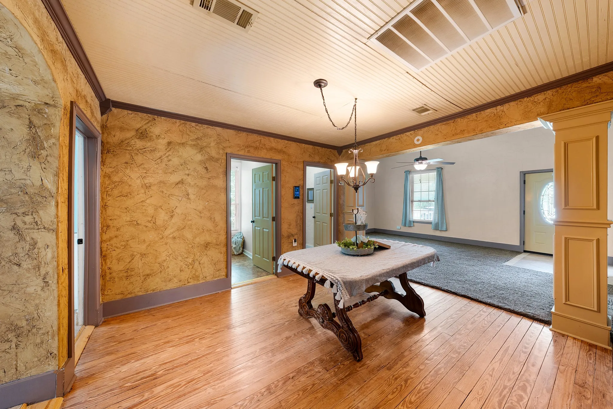 Single Family Residence For Sale in Hunt County , 1301 Locust Street, Commerce, Texas 75428, 3 Bedroom, 2 Bathroom, Garage spaces, 1,514 Sqft, built in 1910, mls#21316327, Real Estate Agent in Commerce, Homes For Sale in Hunt county, Homes For Sale in Commerce, Realtor in Commerce Texas, Real Estate Brokerage Independent Realty Texas, Luminita Cordes Realtor