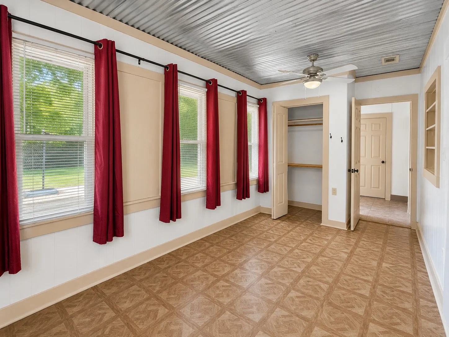 Single Family Residence For Sale in Hunt County , 1301 Locust Street, Commerce, Texas 75428, 3 Bedroom, 2 Bathroom, Garage spaces, 1,514 Sqft, built in 1910, mls#21316327, Real Estate Agent in Commerce, Homes For Sale in Hunt county, Homes For Sale in Commerce, Realtor in Commerce Texas, Real Estate Brokerage Independent Realty Texas, Luminita Cordes Realtor