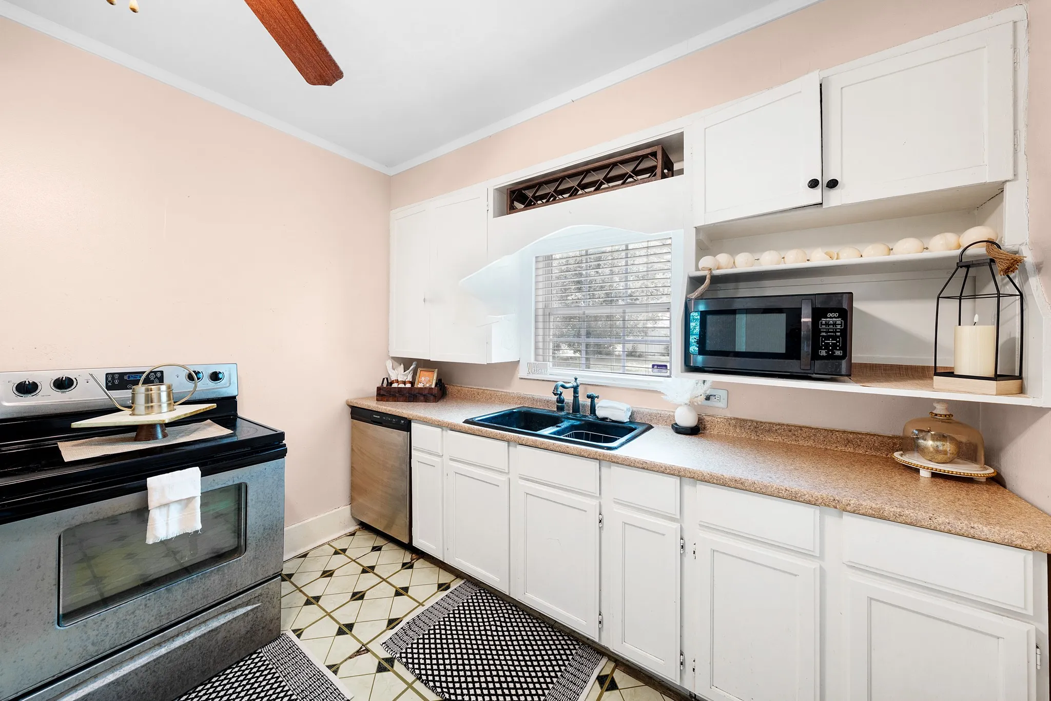 Single Family Residence For Sale in Hunt County , 1301 Locust Street, Commerce, Texas 75428, 3 Bedroom, 2 Bathroom, Garage spaces, 1,514 Sqft, built in 1910, mls#21316327, Real Estate Agent in Commerce, Homes For Sale in Hunt county, Homes For Sale in Commerce, Realtor in Commerce Texas, Real Estate Brokerage Independent Realty Texas, Luminita Cordes Realtor