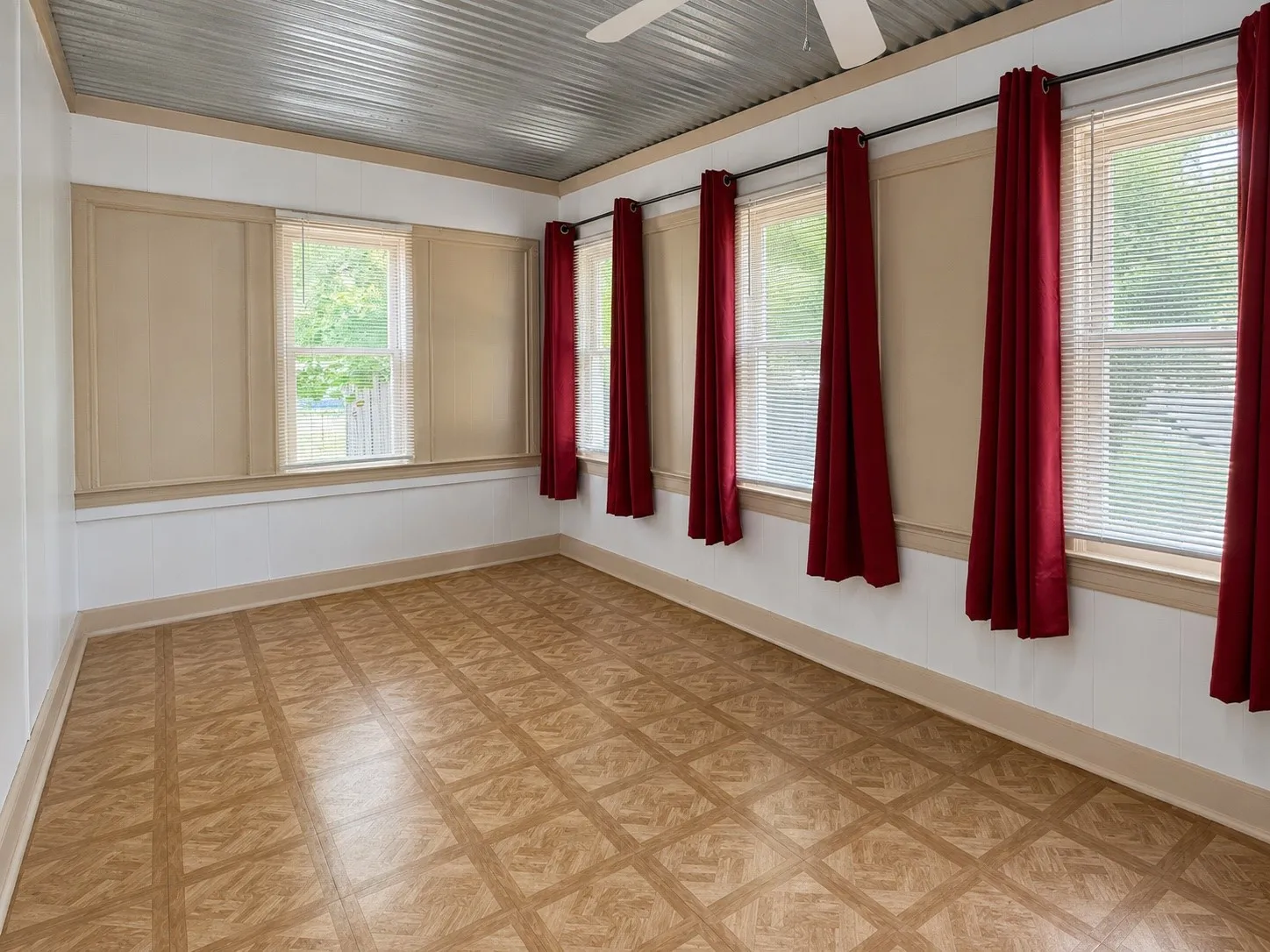 Single Family Residence For Sale in Hunt County , 1301 Locust Street, Commerce, Texas 75428, 3 Bedroom, 2 Bathroom, Garage spaces, 1,514 Sqft, built in 1910, mls#21316327, Real Estate Agent in Commerce, Homes For Sale in Hunt county, Homes For Sale in Commerce, Realtor in Commerce Texas, Real Estate Brokerage Independent Realty Texas, Luminita Cordes Realtor