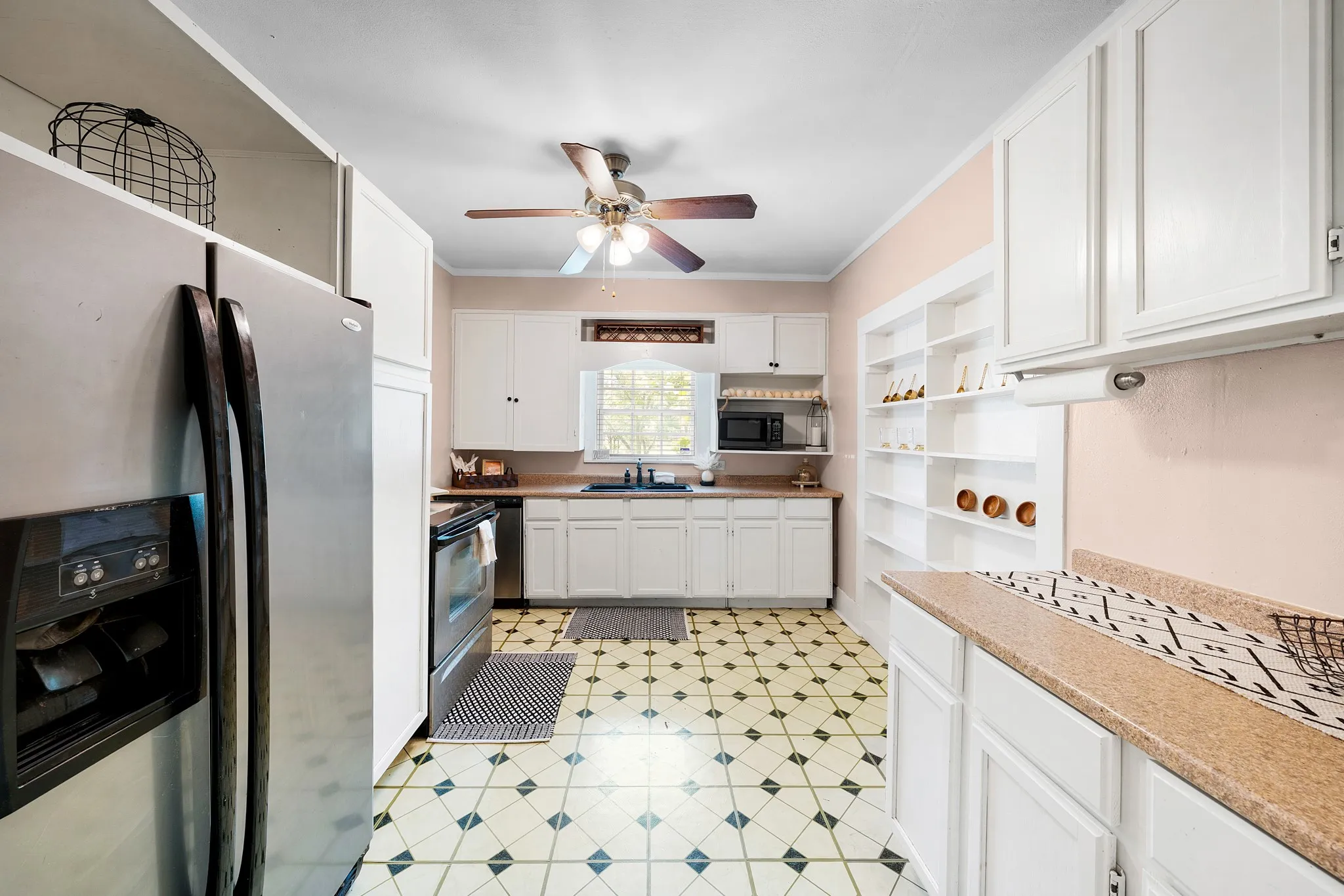 Single Family Residence For Sale in Hunt County , 1301 Locust Street, Commerce, Texas 75428, 3 Bedroom, 2 Bathroom, Garage spaces, 1,514 Sqft, built in 1910, mls#21316327, Real Estate Agent in Commerce, Homes For Sale in Hunt county, Homes For Sale in Commerce, Realtor in Commerce Texas, Real Estate Brokerage Independent Realty Texas, Luminita Cordes Realtor