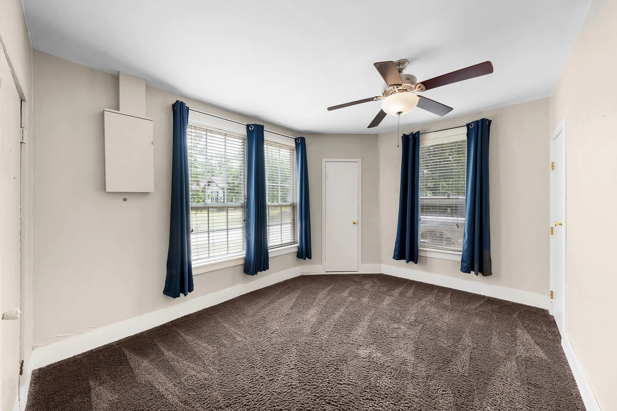 Single Family Residence For Sale in Hunt County , 1301 Locust Street, Commerce, Texas 75428, 3 Bedroom, 2 Bathroom, Garage spaces, 1,514 Sqft, built in 1910, mls#21316327, Real Estate Agent in Commerce, Homes For Sale in Hunt county, Homes For Sale in Commerce, Realtor in Commerce Texas, Real Estate Brokerage Independent Realty Texas, Luminita Cordes Realtor