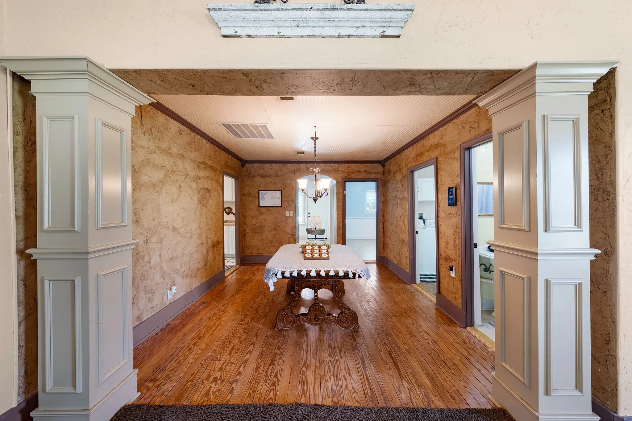 Single Family Residence For Sale in Hunt County , 1301 Locust Street, Commerce, Texas 75428, 3 Bedroom, 2 Bathroom, Garage spaces, 1,514 Sqft, built in 1910, mls#21316327, Real Estate Agent in Commerce, Homes For Sale in Hunt county, Homes For Sale in Commerce, Realtor in Commerce Texas, Real Estate Brokerage Independent Realty Texas, Luminita Cordes Realtor