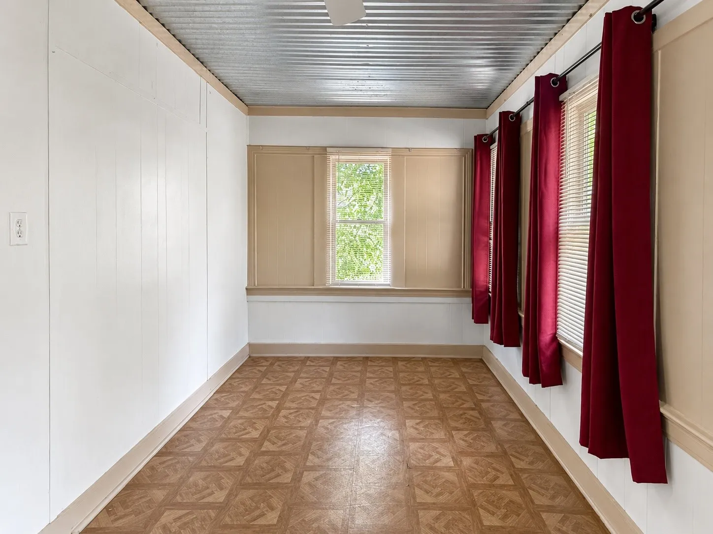 Single Family Residence For Sale in Hunt County , 1301 Locust Street, Commerce, Texas 75428, 3 Bedroom, 2 Bathroom, Garage spaces, 1,514 Sqft, built in 1910, mls#21316327, Real Estate Agent in Commerce, Homes For Sale in Hunt county, Homes For Sale in Commerce, Realtor in Commerce Texas, Real Estate Brokerage Independent Realty Texas, Luminita Cordes Realtor