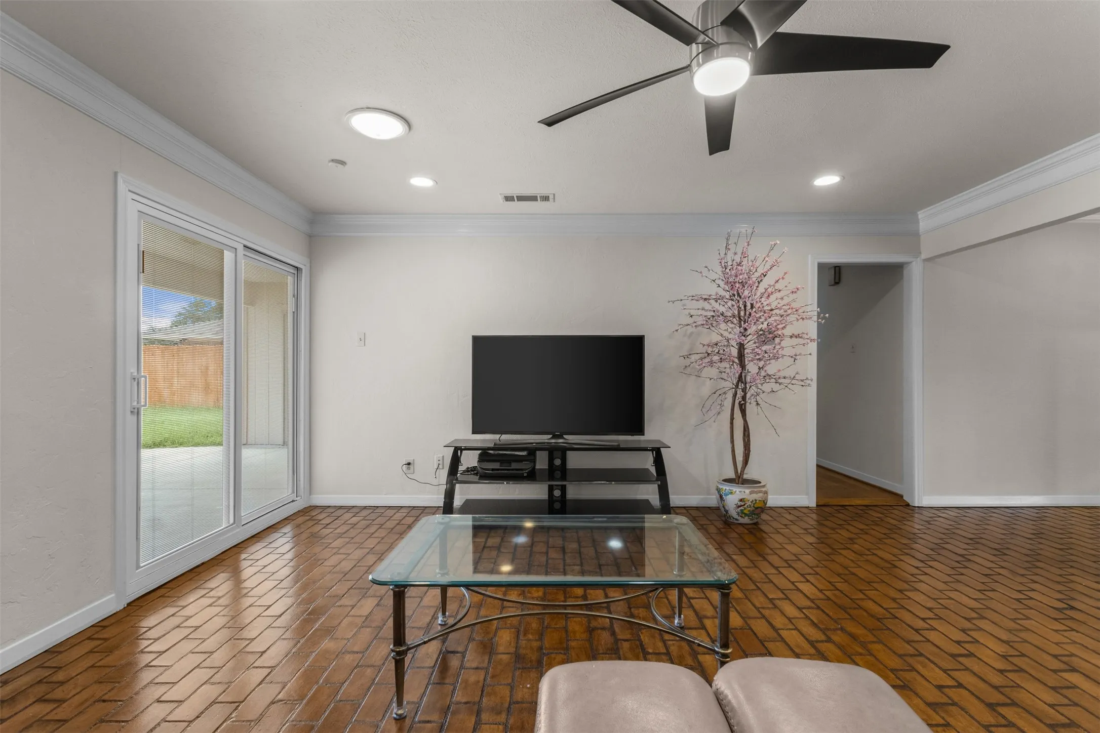 Single Family Residence For Sale in Dallas County , 908 Vinecrest Lane, Richardson, Texas 75080, 3 Bedroom, 2 Bathroom, Garage spaces, 2,342 Sqft, built in 1969, mls#21317154, Real Estate Agent in Richardson, Homes For Sale in Dallas county, Homes For Sale in Richardson, Realtor in Richardson Texas, Real Estate Brokerage Independent Realty Texas, Luminita Cordes Realtor