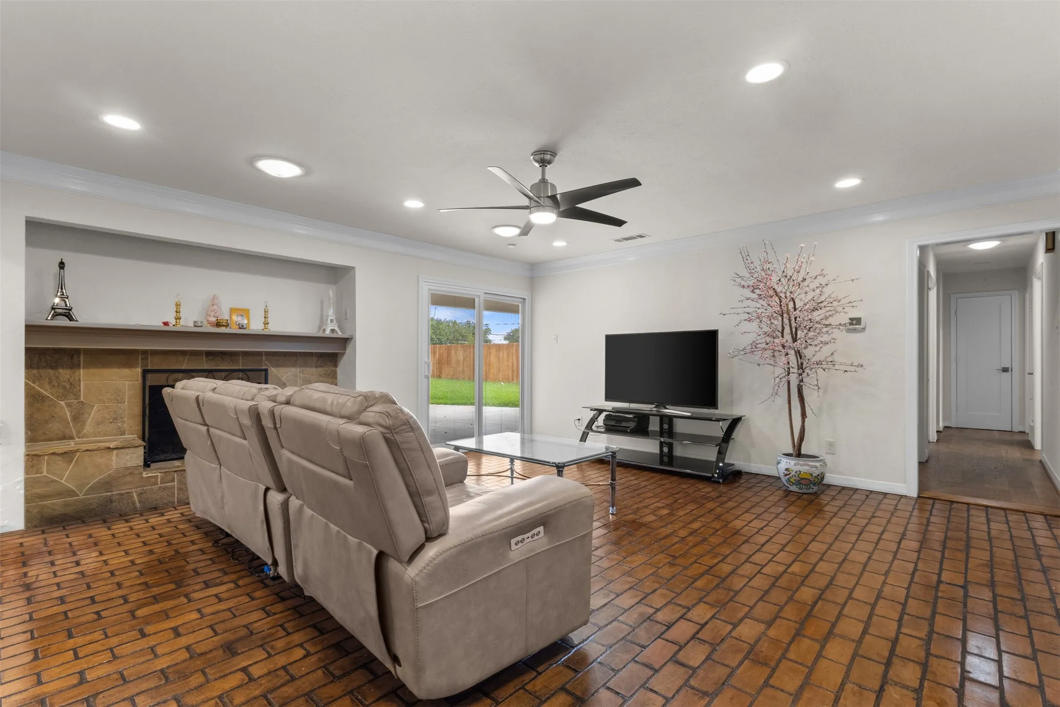 Single Family Residence For Sale in Dallas County , 908 Vinecrest Lane, Richardson, Texas 75080, 3 Bedroom, 2 Bathroom, Garage spaces, 2,342 Sqft, built in 1969, mls#21317154, Real Estate Agent in Richardson, Homes For Sale in Dallas county, Homes For Sale in Richardson, Realtor in Richardson Texas, Real Estate Brokerage Independent Realty Texas, Luminita Cordes Realtor