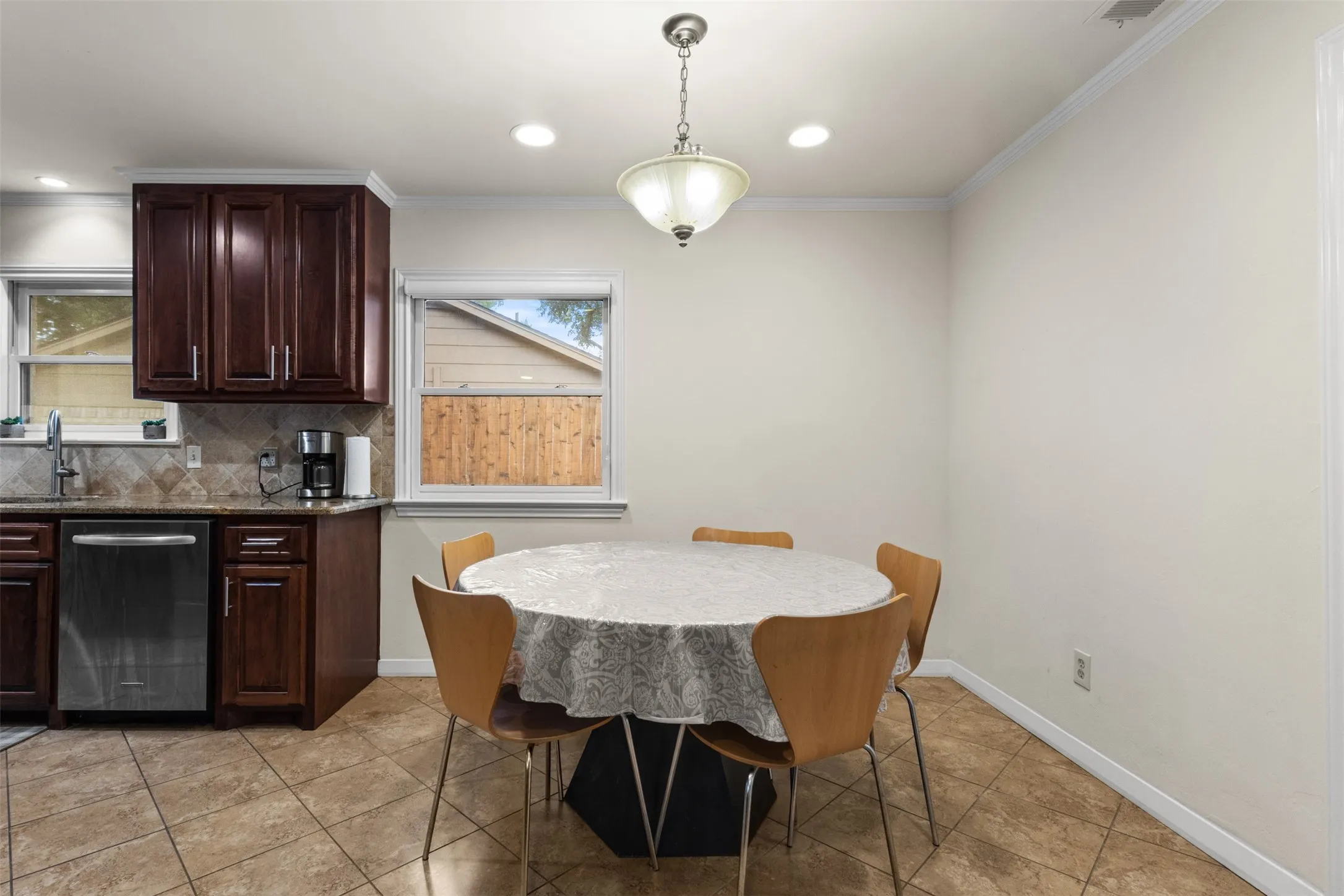 Single Family Residence For Sale in Dallas County , 908 Vinecrest Lane, Richardson, Texas 75080, 3 Bedroom, 2 Bathroom, Garage spaces, 2,342 Sqft, built in 1969, mls#21317154, Real Estate Agent in Richardson, Homes For Sale in Dallas county, Homes For Sale in Richardson, Realtor in Richardson Texas, Real Estate Brokerage Independent Realty Texas, Luminita Cordes Realtor