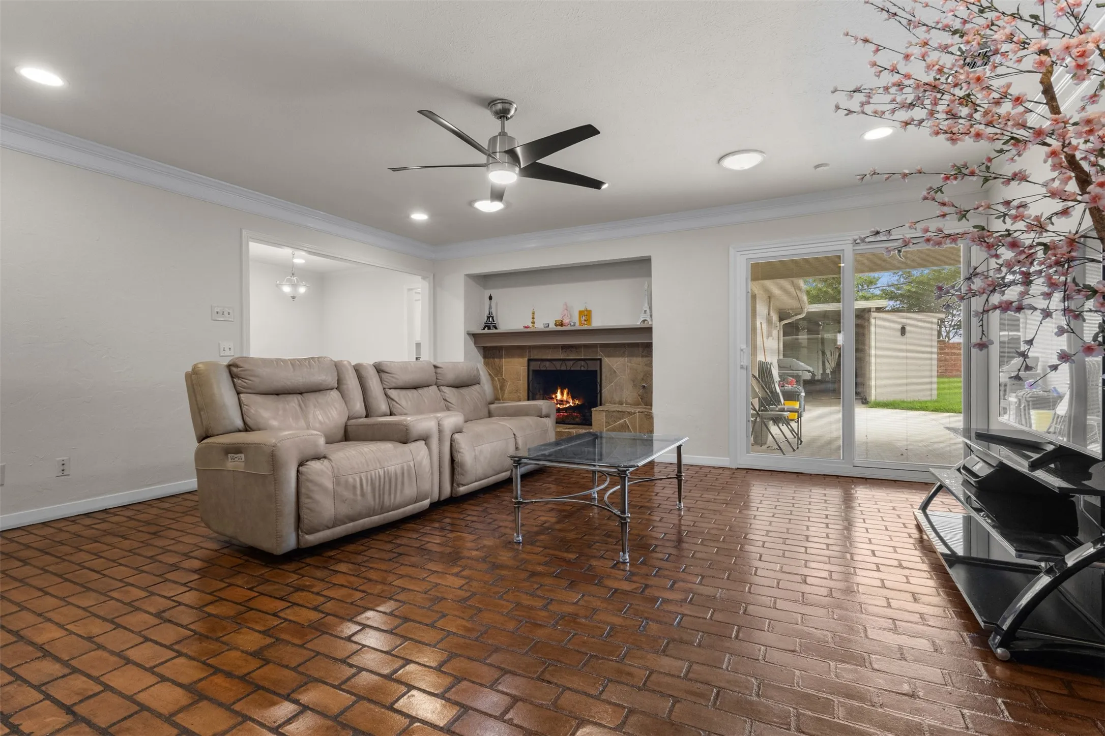 Single Family Residence For Sale in Dallas County , 908 Vinecrest Lane, Richardson, Texas 75080, 3 Bedroom, 2 Bathroom, Garage spaces, 2,342 Sqft, built in 1969, mls#21317154, Real Estate Agent in Richardson, Homes For Sale in Dallas county, Homes For Sale in Richardson, Realtor in Richardson Texas, Real Estate Brokerage Independent Realty Texas, Luminita Cordes Realtor