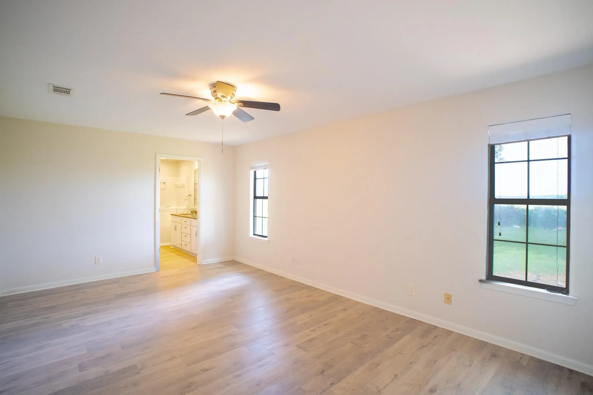 Single Family Residence For Sale in Limestone County , 812 Crestline Drive, Mexia, Texas 76667, 3 Bedrooms, 2 Bathrooms, 2 Garage spaces, 1,750 Sqft, built in 1987, Price $268,500, mls#21316077, Real Estate Agent in Mexia, Homes For Sale in Limestone county, Homes For Sale in Mexia, Realtor in Mexia Texas, Real Estate Brokerage Independent Realty Texas, Luminita Cordes Realtor
